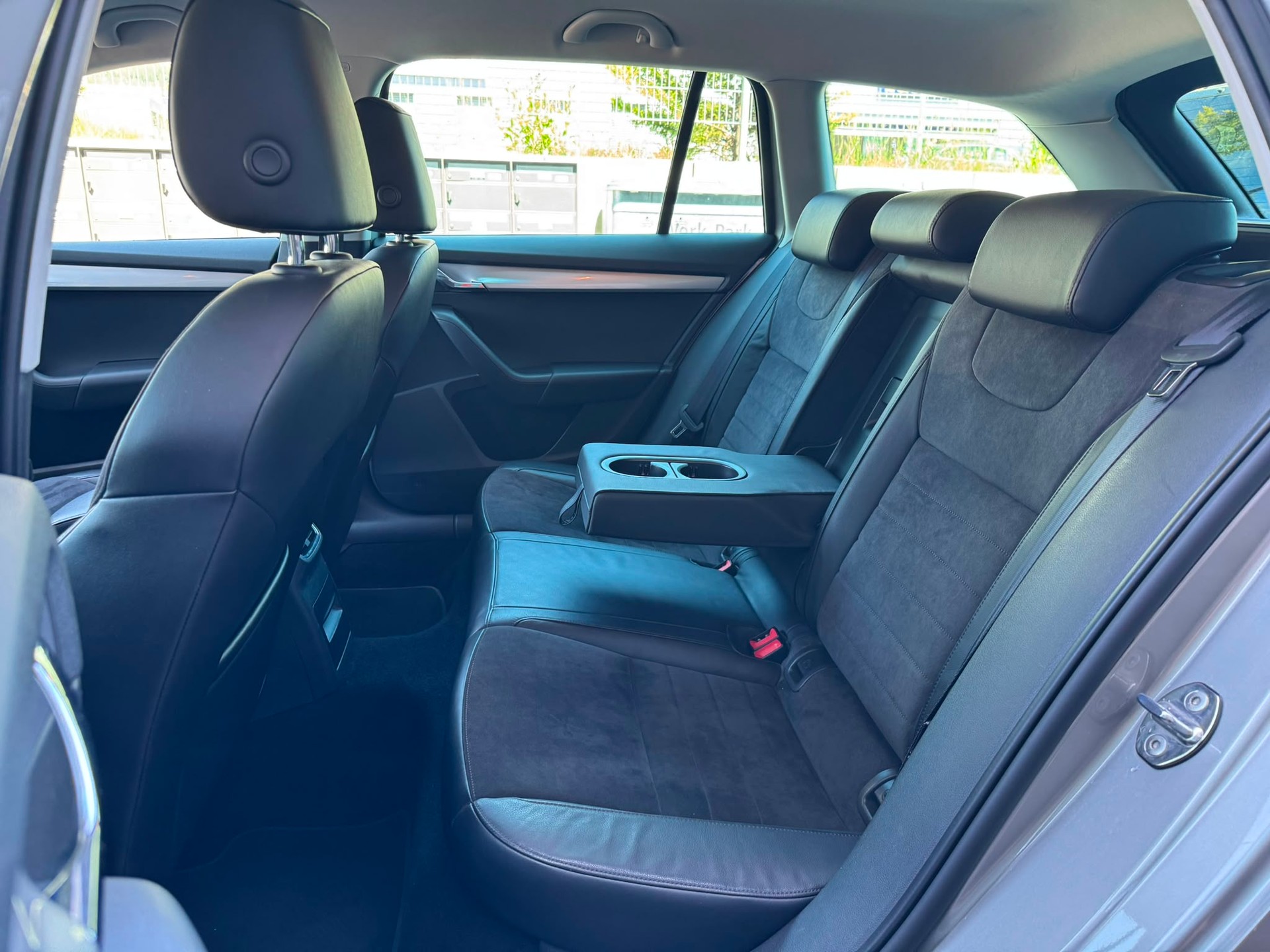 SKODA Octavia Combi 1.8 TSI Elegance 4x4 DSG 1. Hand-image-12
