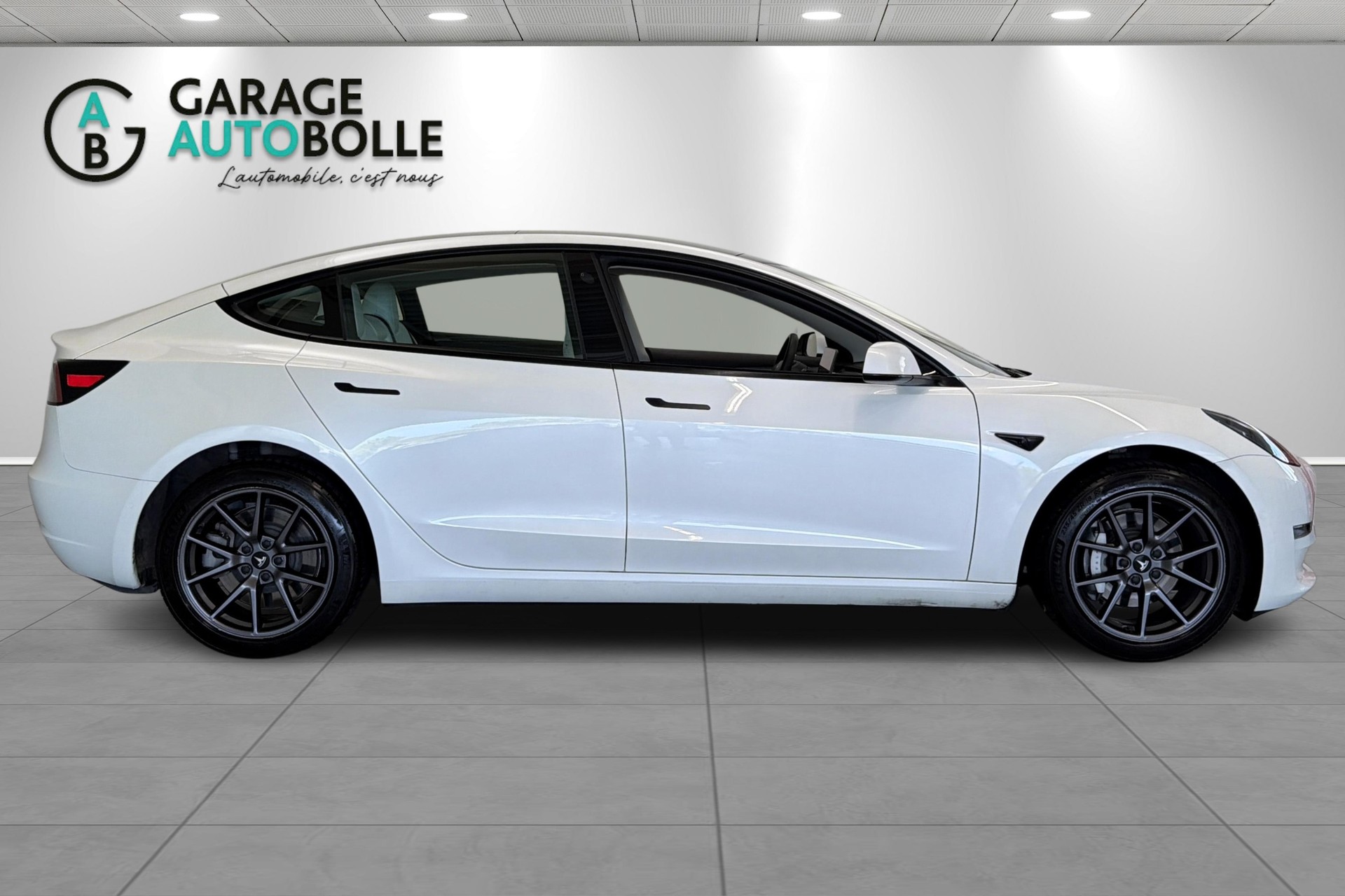 TESLA Model 3 Long Range Dual Motor AWD-showroom-element-2