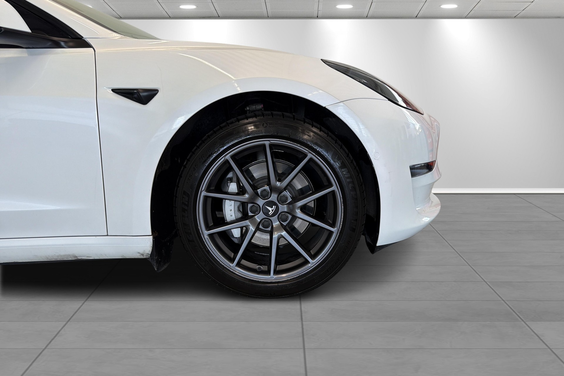 TESLA Model 3 Long Range Dual Motor AWD-showroom-element-3