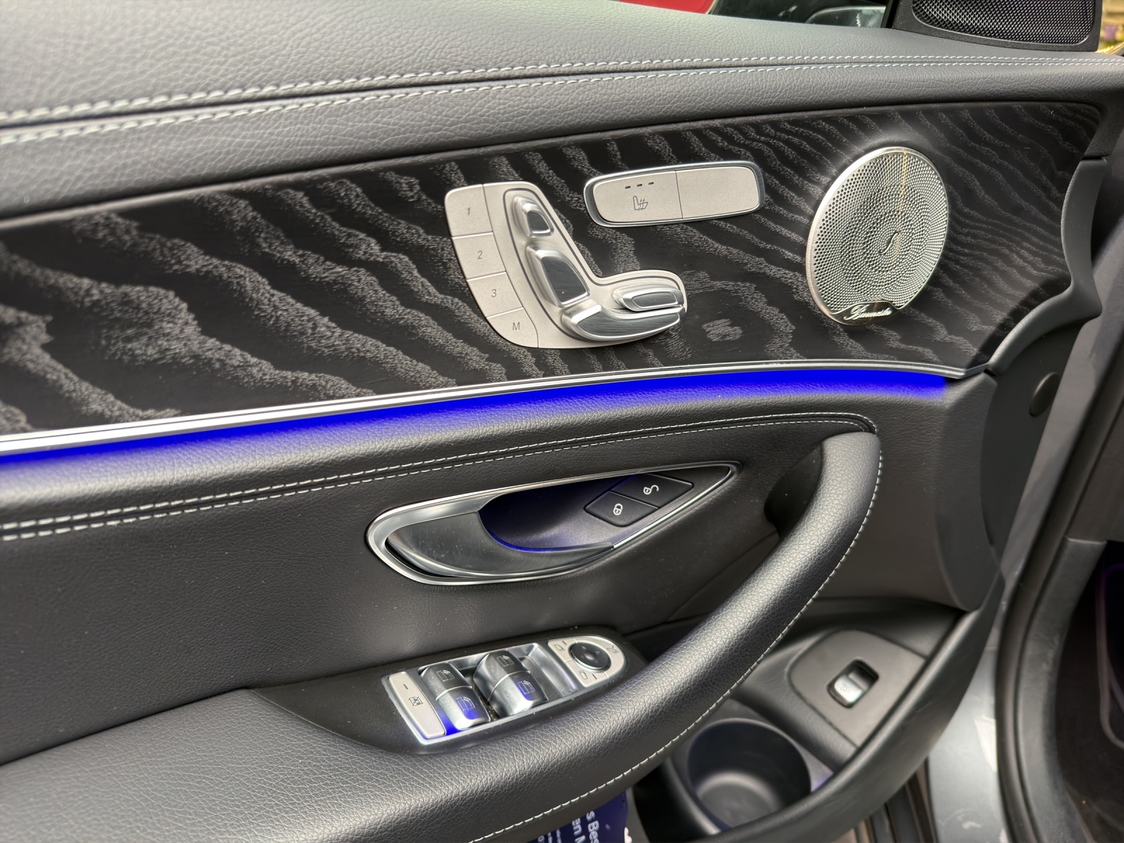 MERCEDES-BENZ E 300 de T 4M AMG Line-image-11