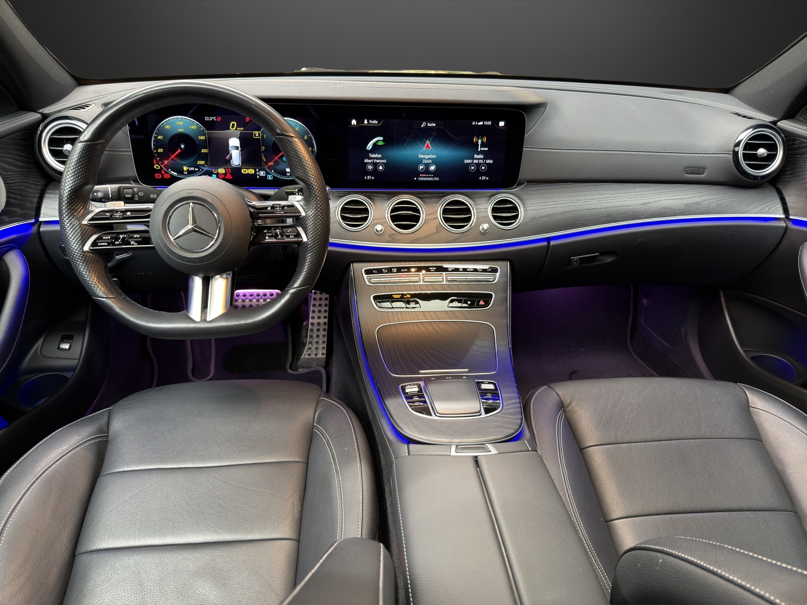 MERCEDES-BENZ E 300 de T 4M AMG Line-image-6