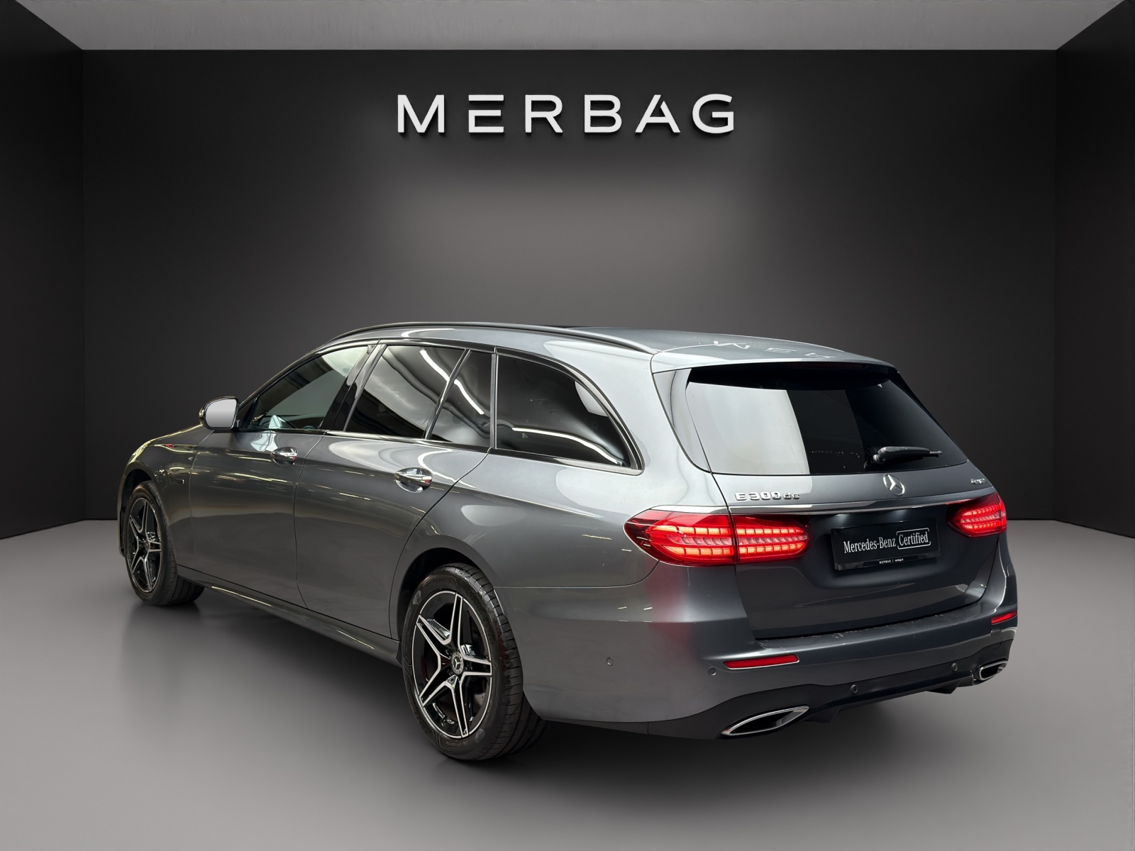 MERCEDES-BENZ E 300 de T 4M AMG Line-image-3