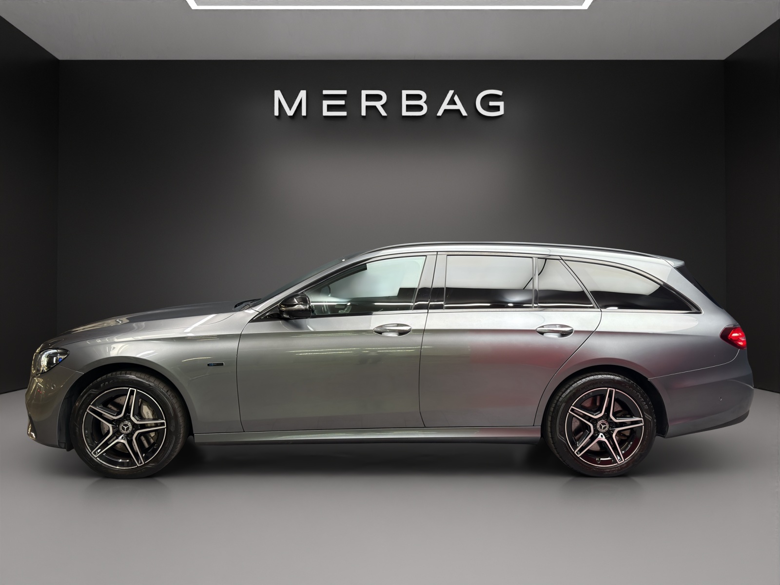MERCEDES-BENZ E 300 de T 4M AMG Line-image-2