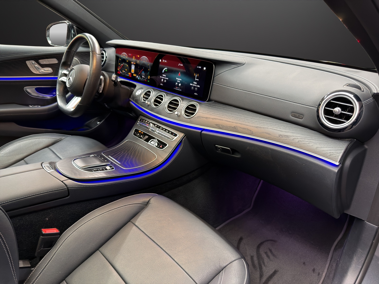 MERCEDES-BENZ E 300 de T 4M AMG Line-image-8