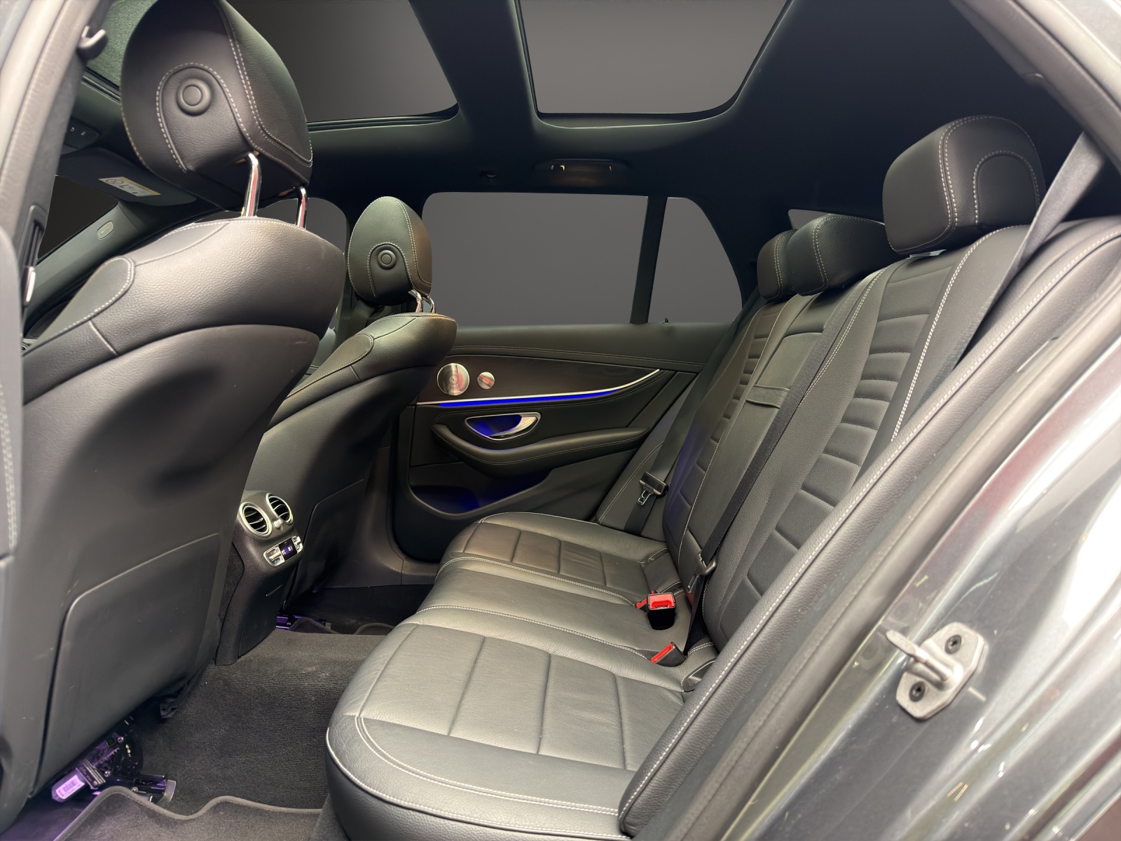 MERCEDES-BENZ E 300 de T 4M AMG Line-image-10