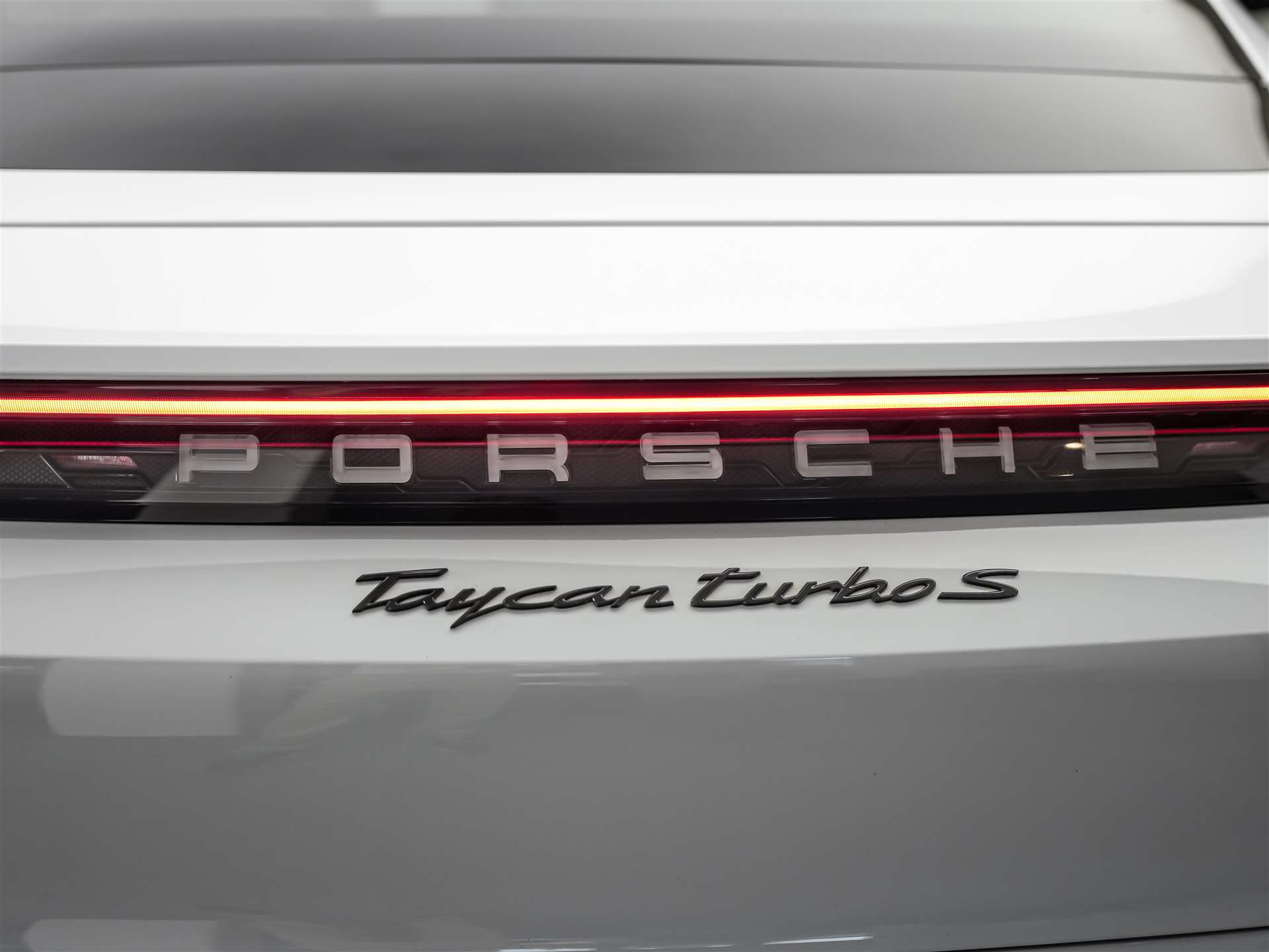 PORSCHE Taycan Turbo S *CH-Auto*Approved*Keramik*Bose*Chrono*-image-18