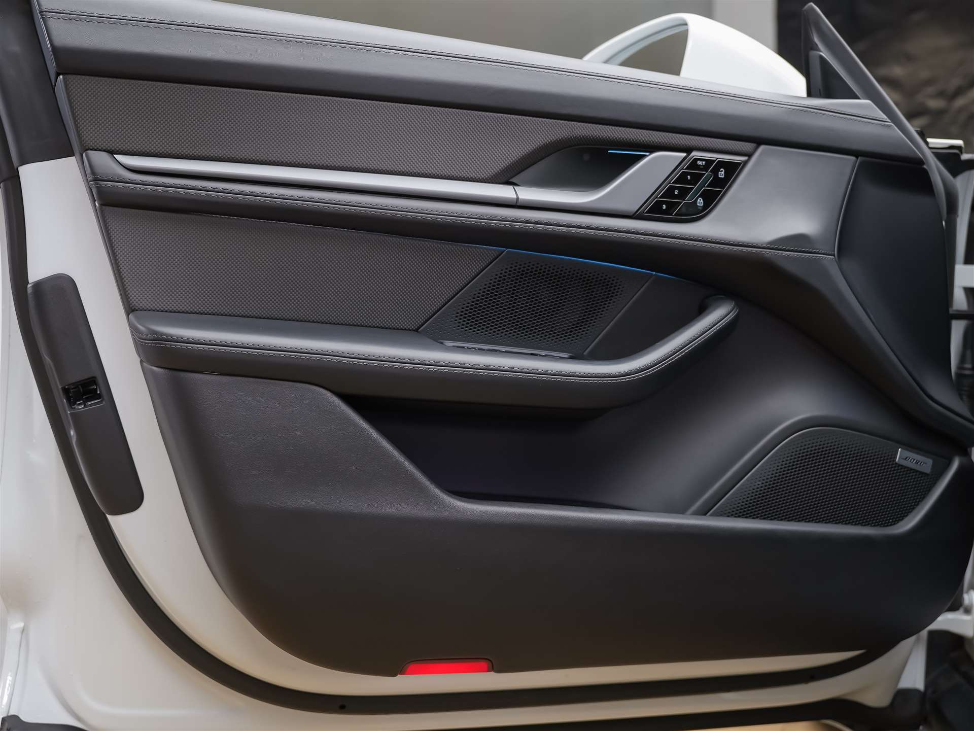 PORSCHE Taycan Turbo S *CH-Auto*Approved*Keramik*Bose*Chrono*-image-26