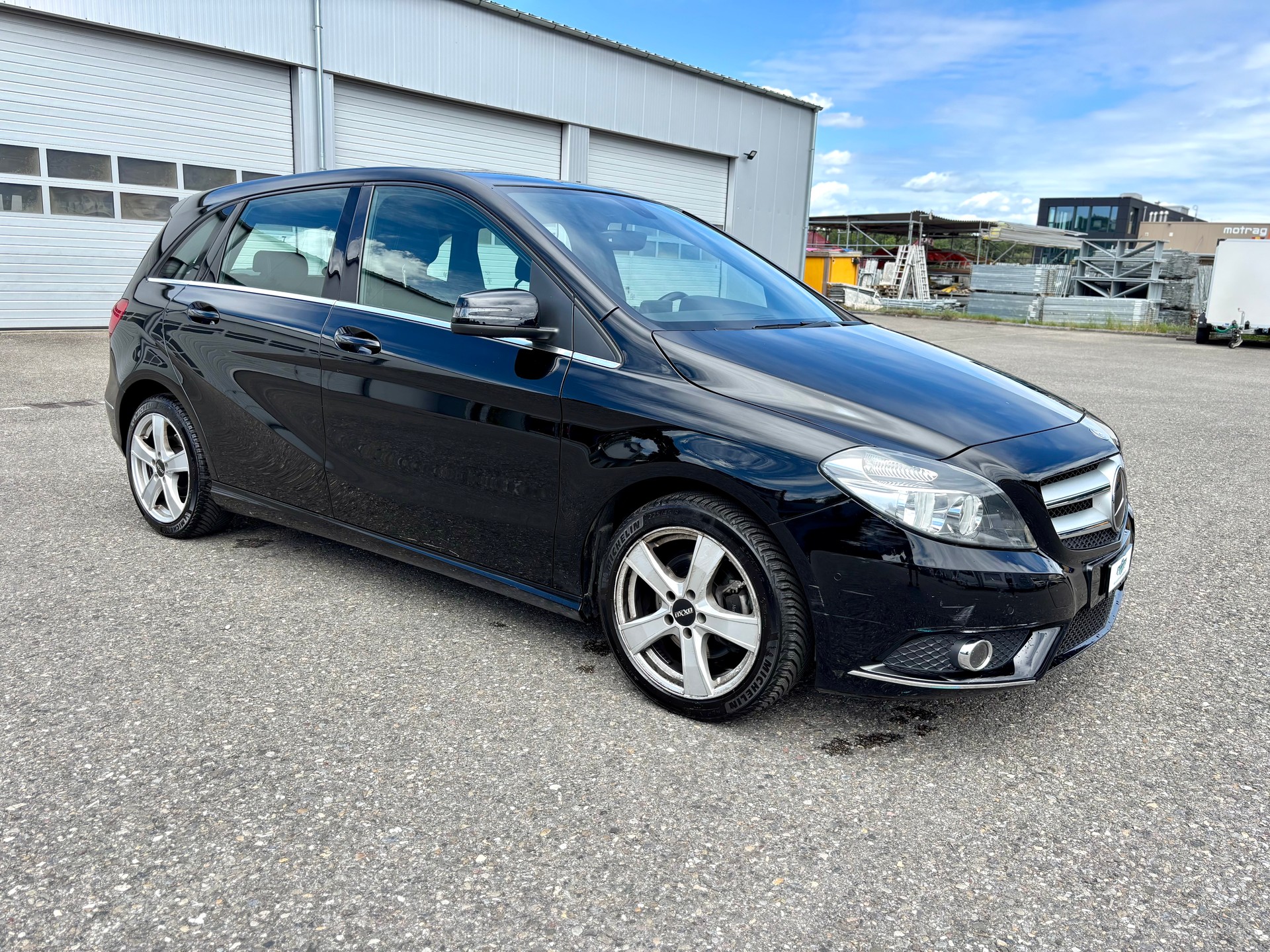 MERCEDES-BENZ B 200-showroom-element-2