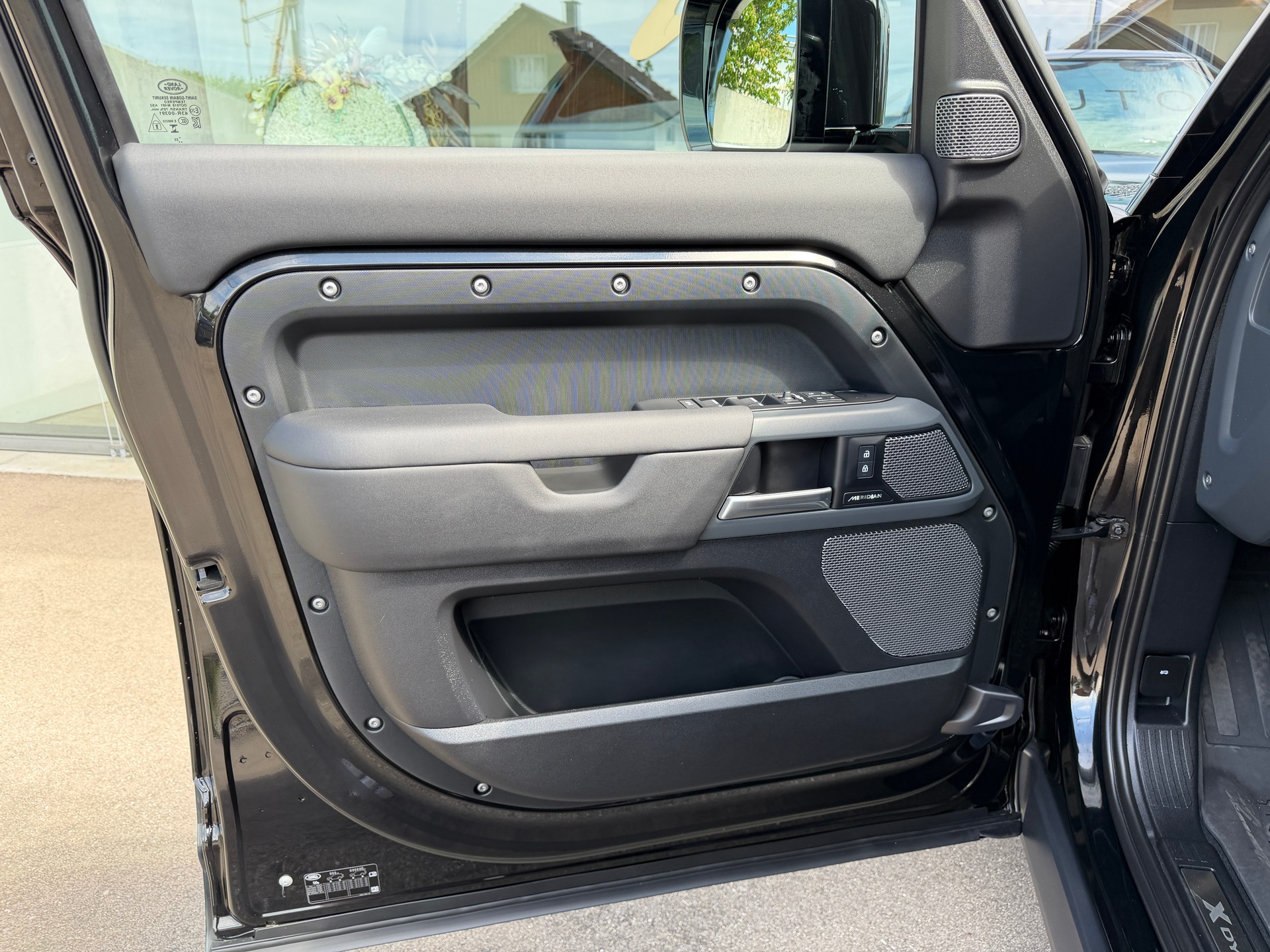 LAND ROVER Defender 110 3.0 D I6 300 X-Dynamic SE AWD AT8-image-12