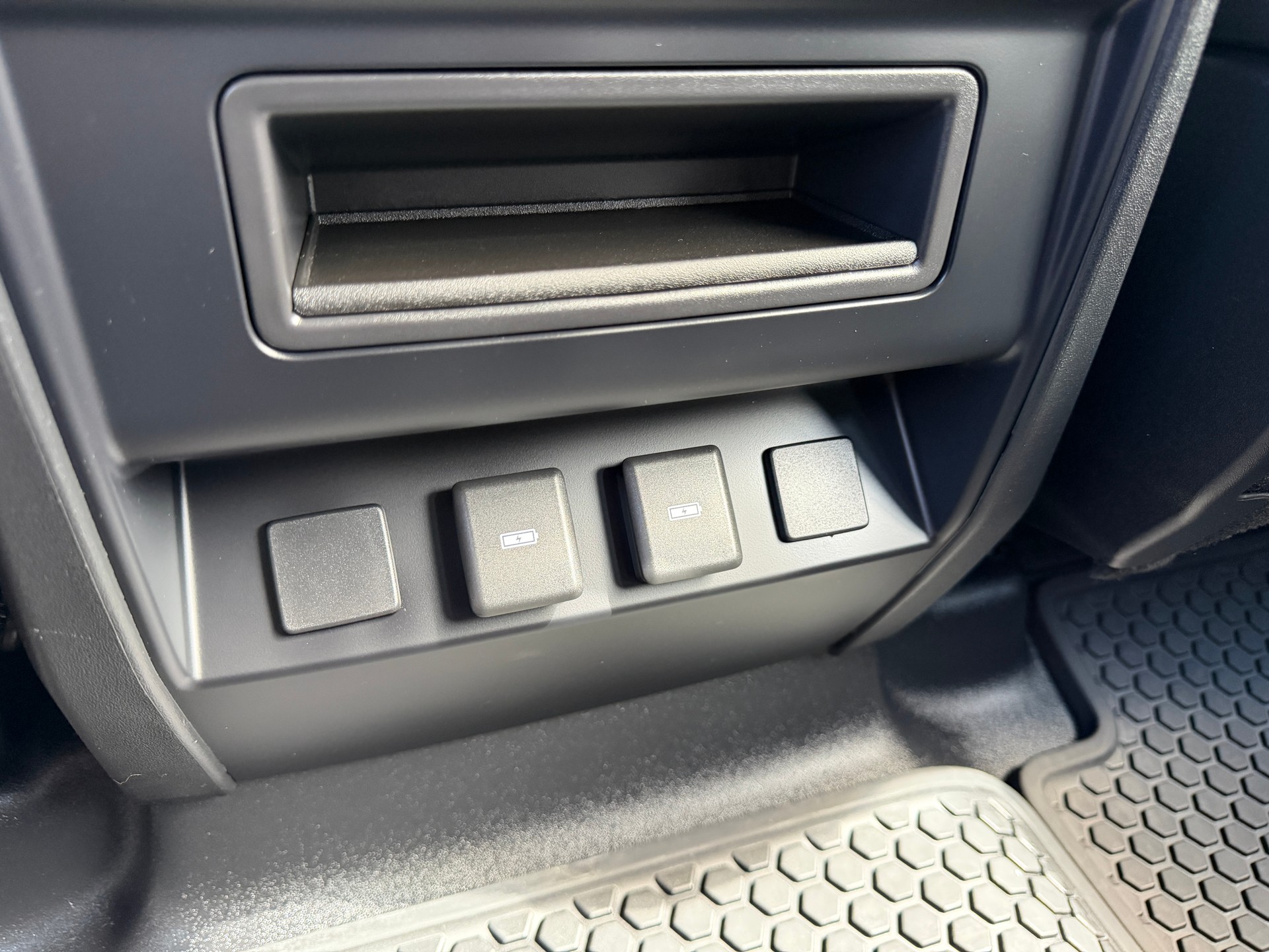 LAND ROVER Defender 110 3.0 D I6 300 X-Dynamic SE AWD AT8-image-15