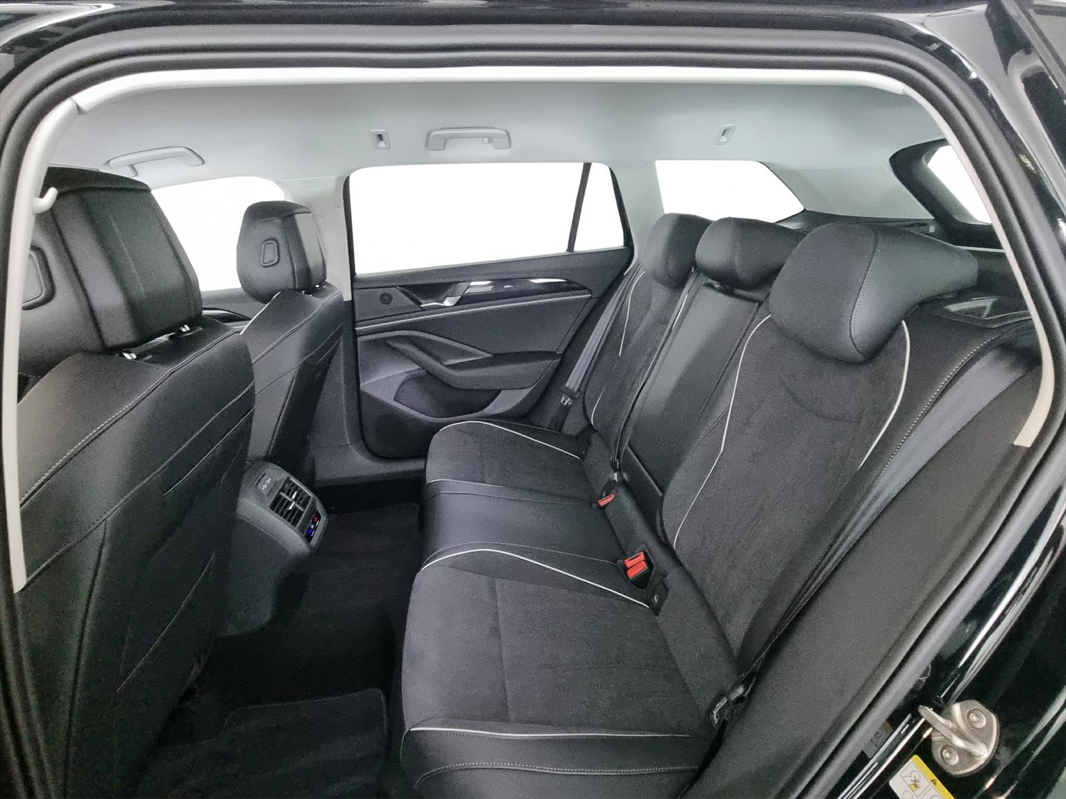 VW Passat Variant 1.5 TSI evo2 PHEV Business-image-6
