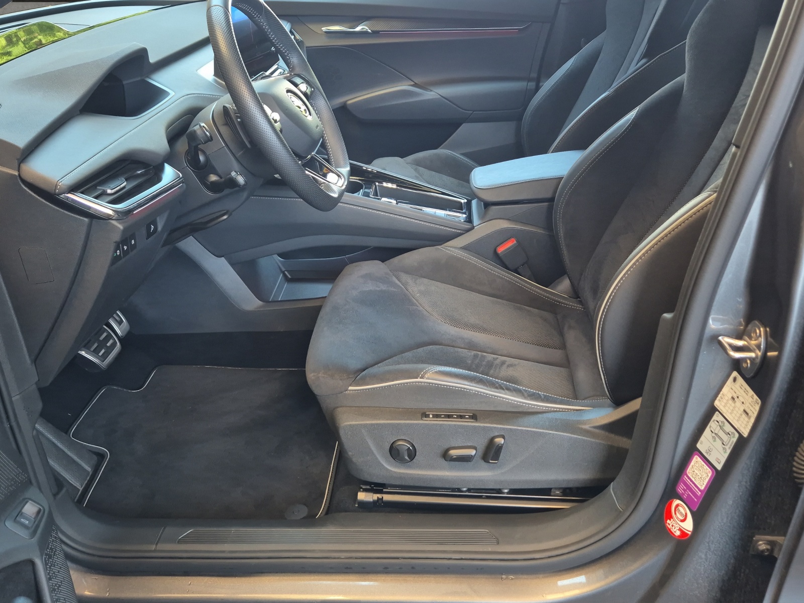 SKODA Enyaq iV 80 SportLine*360°Kamera*Panoramadach*Head up Display*Anhängerkupplung*-image-8