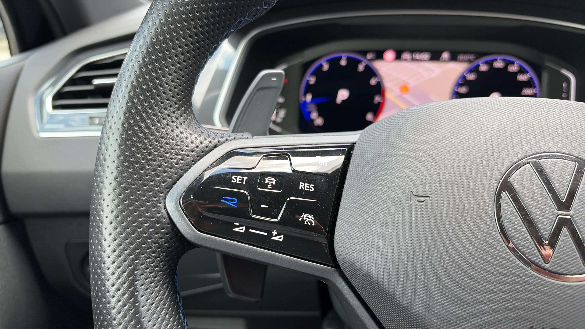 VW Tiguan 2.0TSI R 4Motion DSG mit AHK + Ledersitze & Komplettwinterräder-image-24
