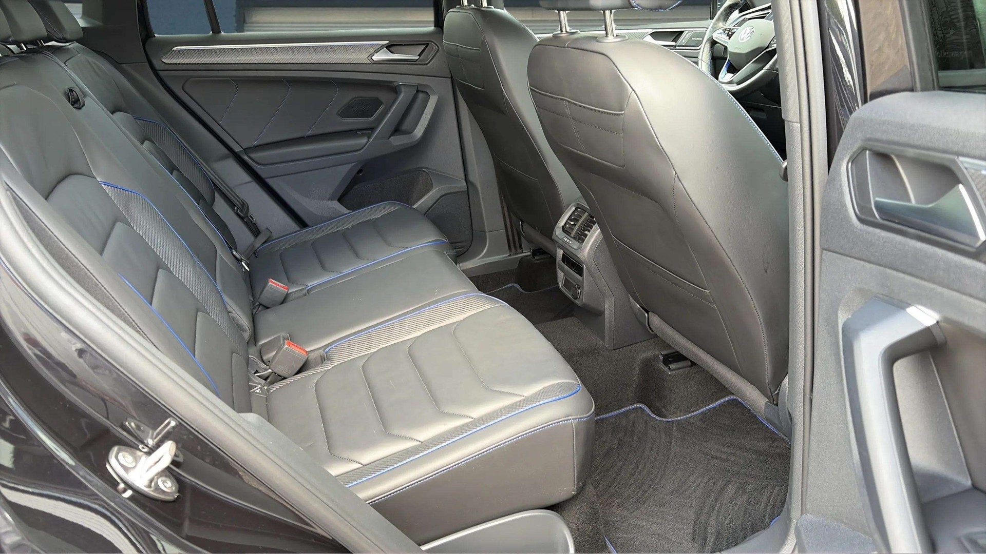 VW Tiguan 2.0TSI R 4Motion DSG mit AHK + Ledersitze & Komplettwinterräder-image-13