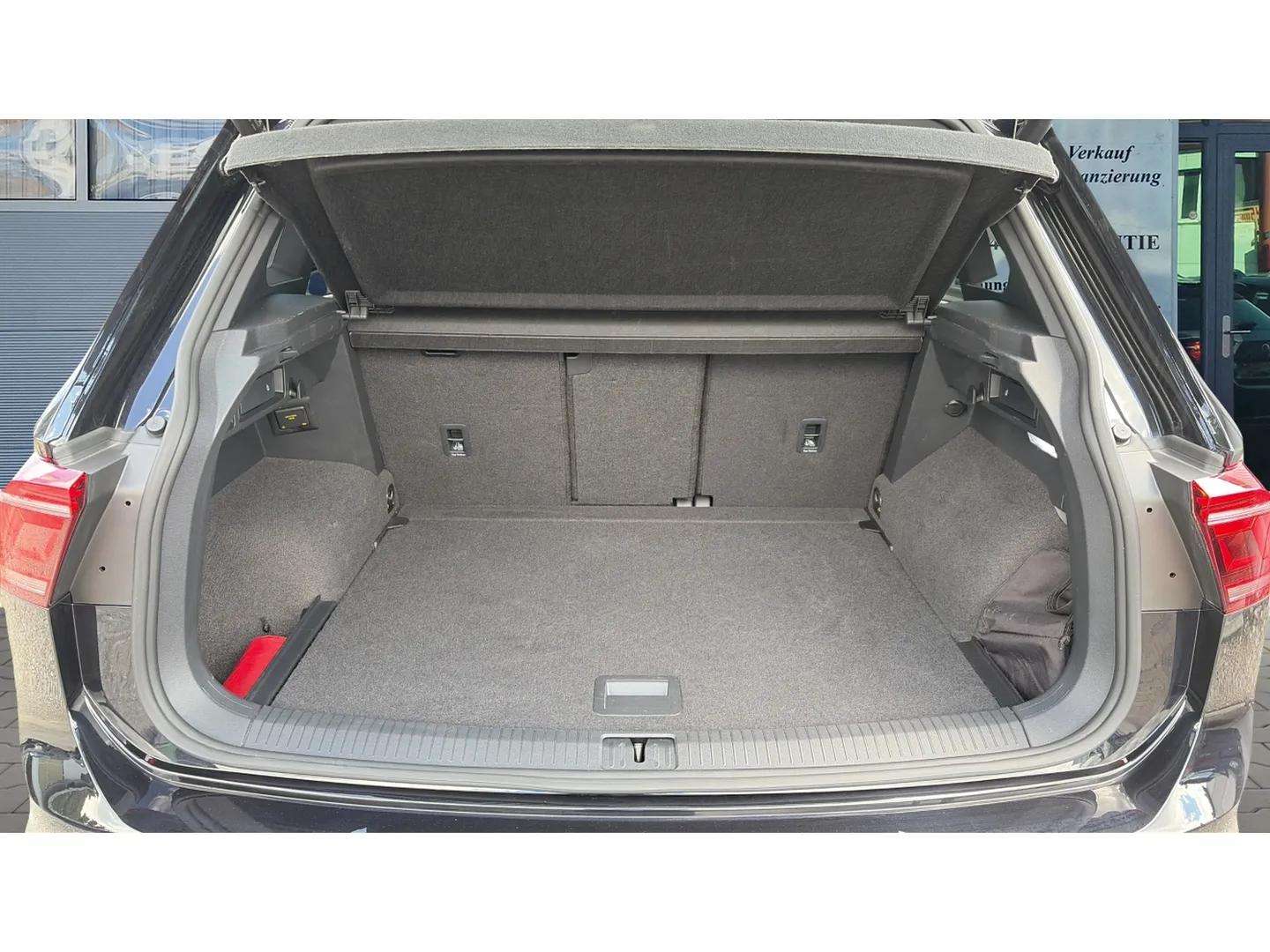VW Tiguan 2.0TSI R 4Motion DSG mit AHK + Ledersitze & Komplettwinterräder-image-14