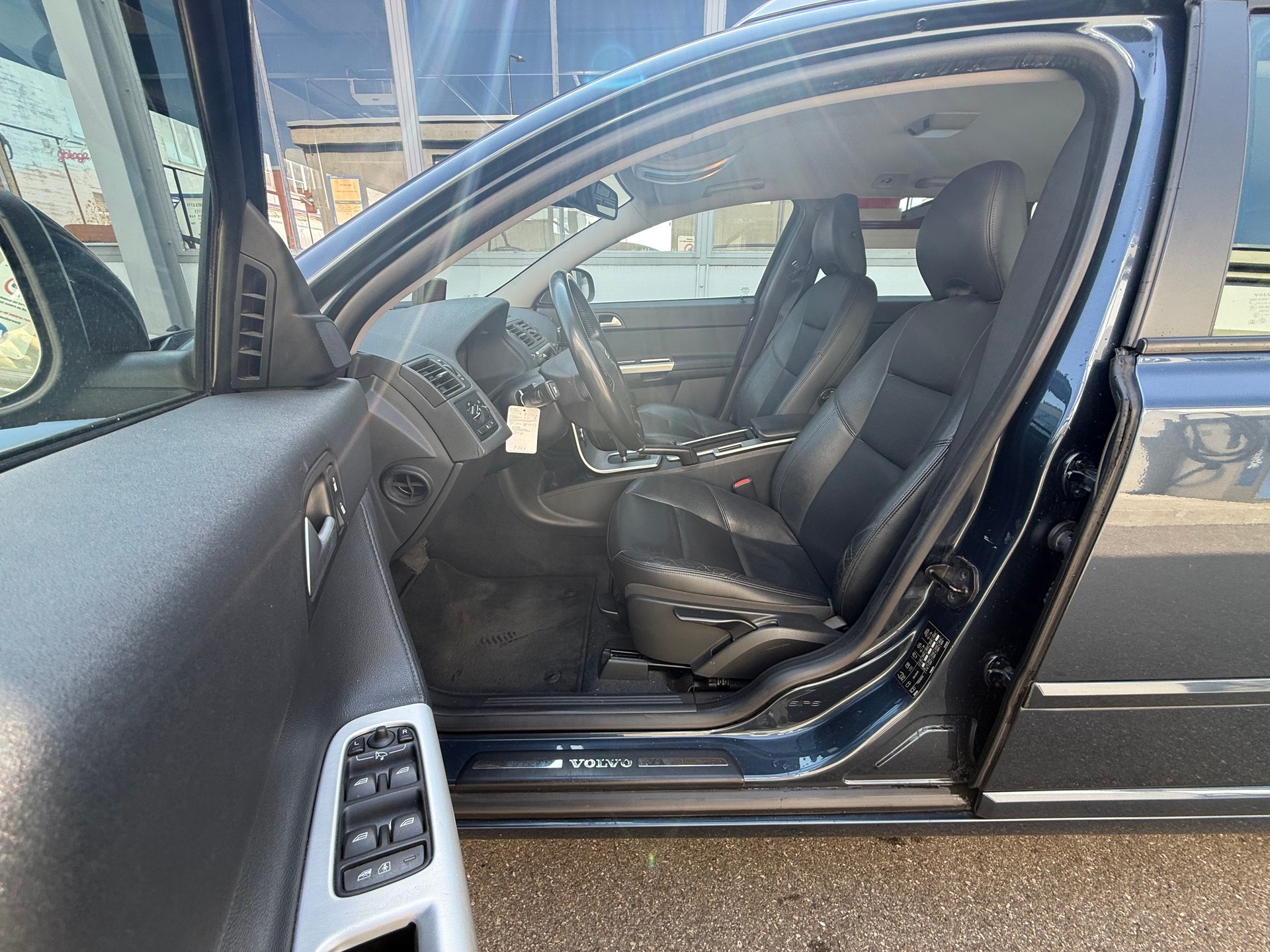 VOLVO V50 D3 Summum Geartronic *Lederausstattung *Sitzheizung *Tempomat *Freisprechanlage-image-8