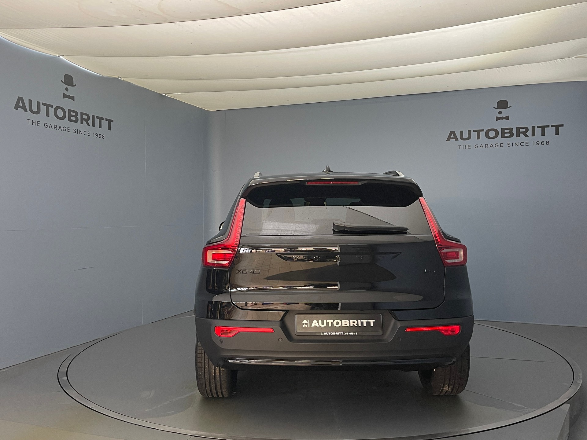VOLVO XC40 2.0 B4 MH Black Edition-showroom-element-2