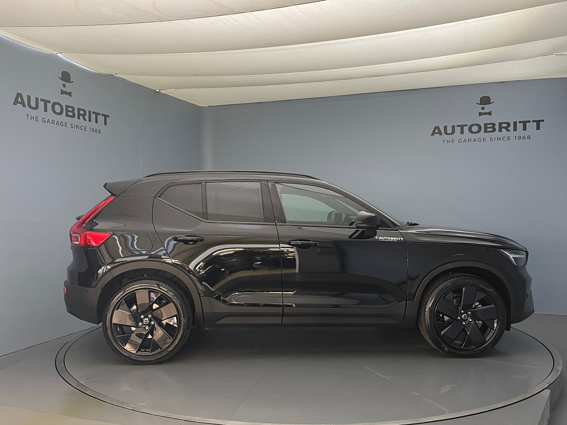 VOLVO XC40 2.0 B4 MH Black Edition-showroom-element-3