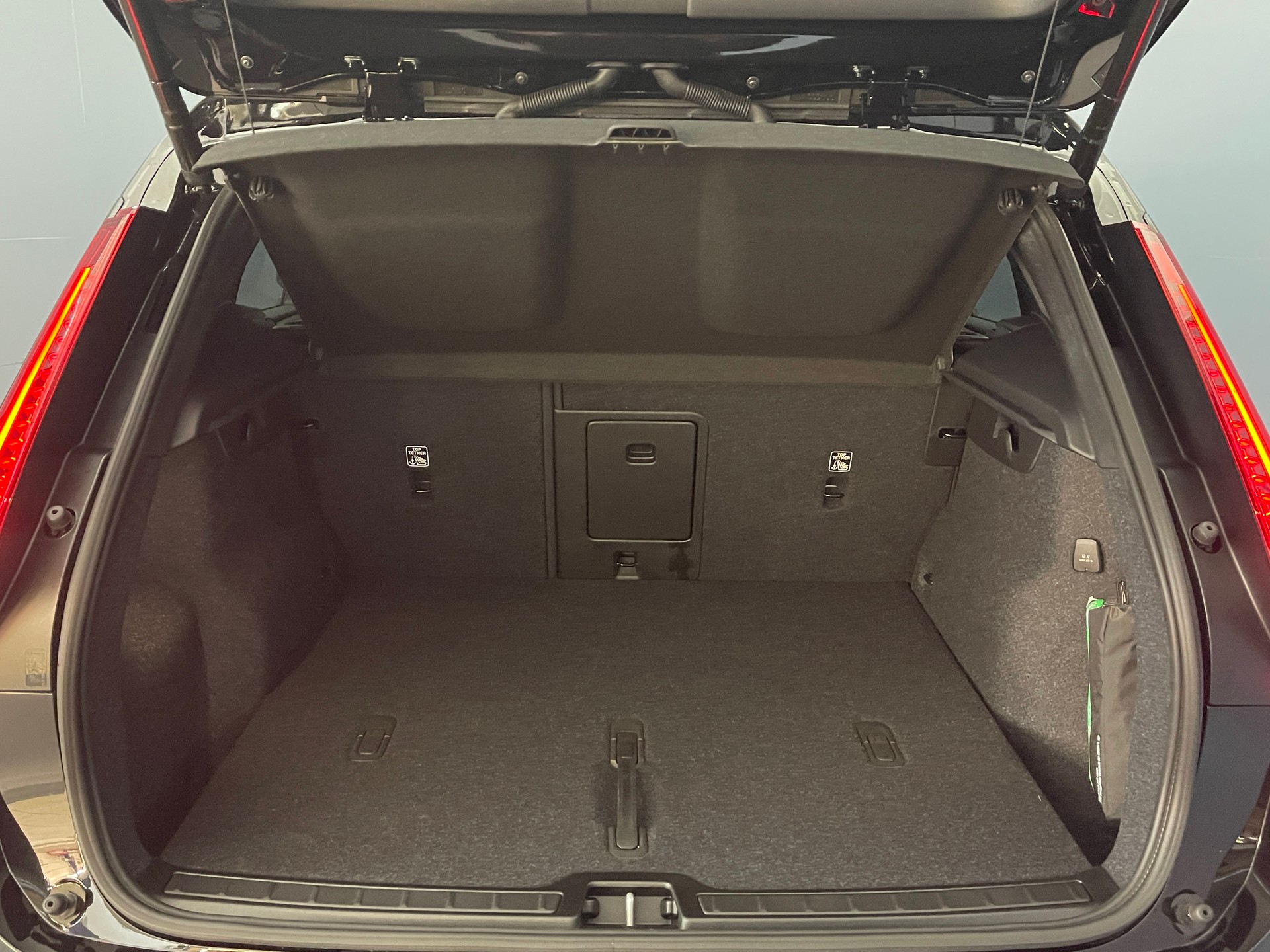 VOLVO XC40 2.0 B4 MH Black Edition-image-13