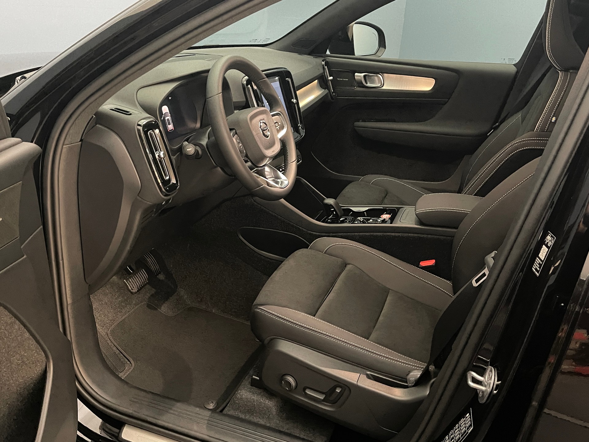 VOLVO XC40 2.0 B4 MH Black Edition-image-11