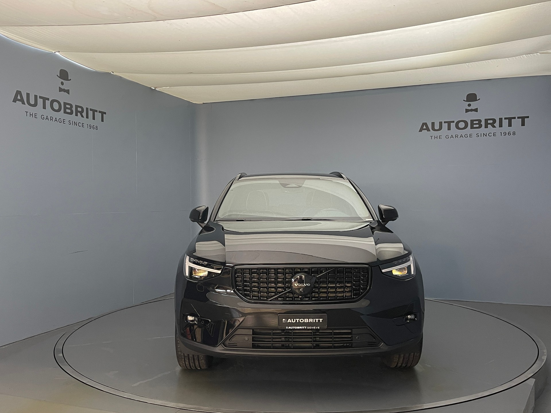 VOLVO XC40 2.0 B4 MH Black Edition-showroom-element-1
