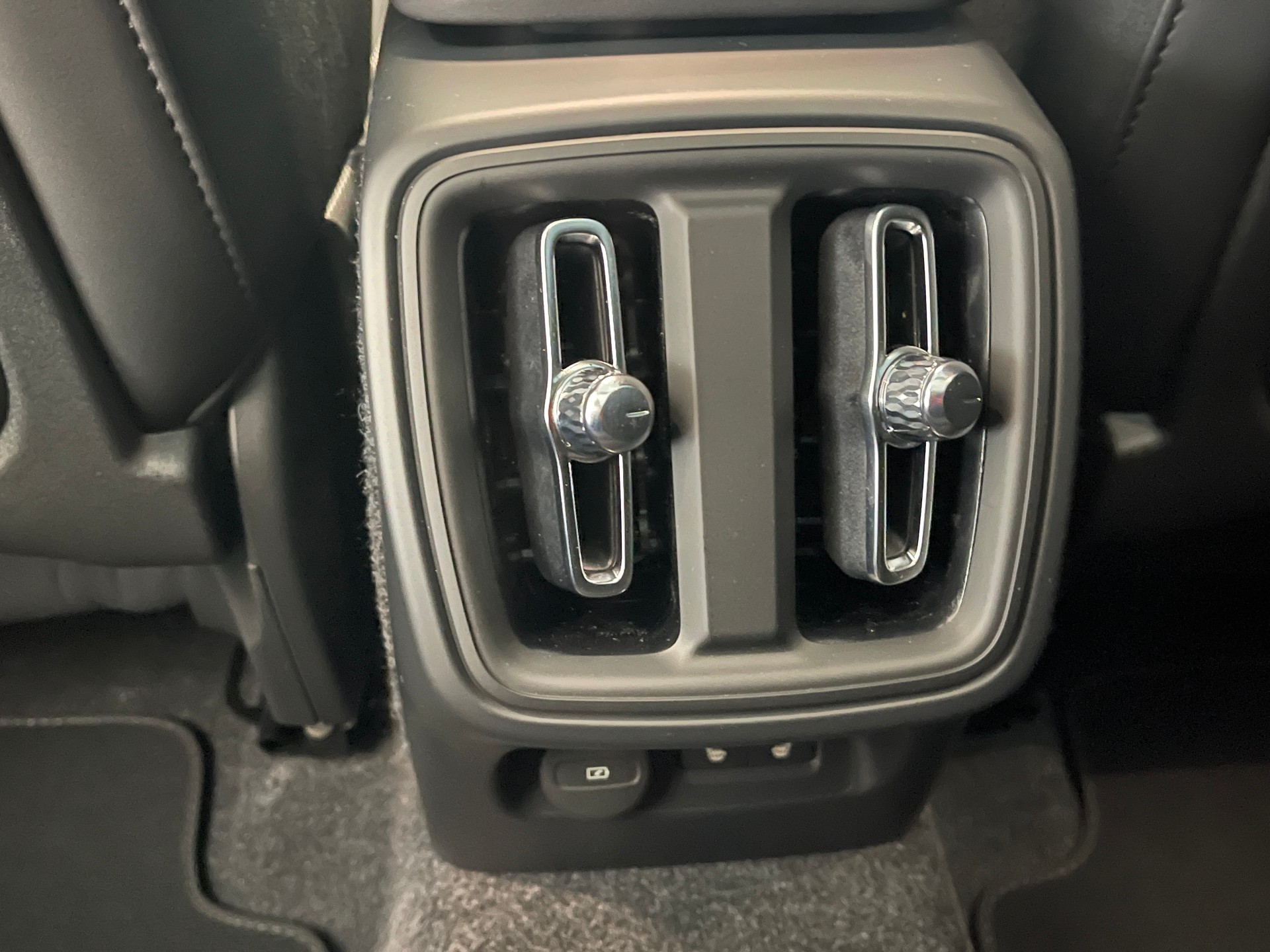 VOLVO XC40 2.0 B4 MH Black Edition-image-7