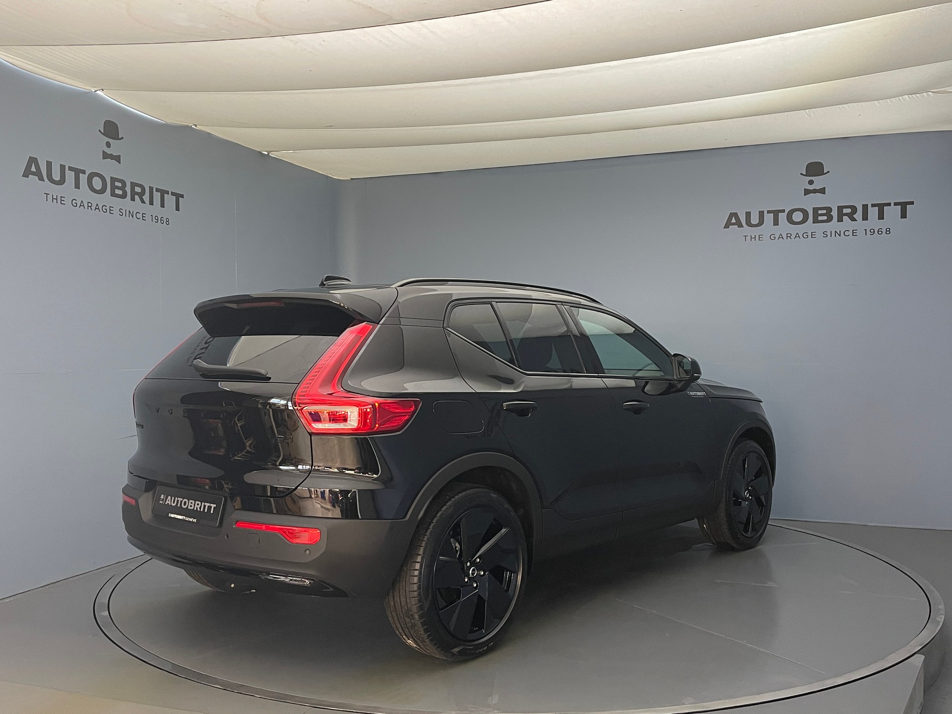 VOLVO XC40 2.0 B4 MH Black Edition-image-4