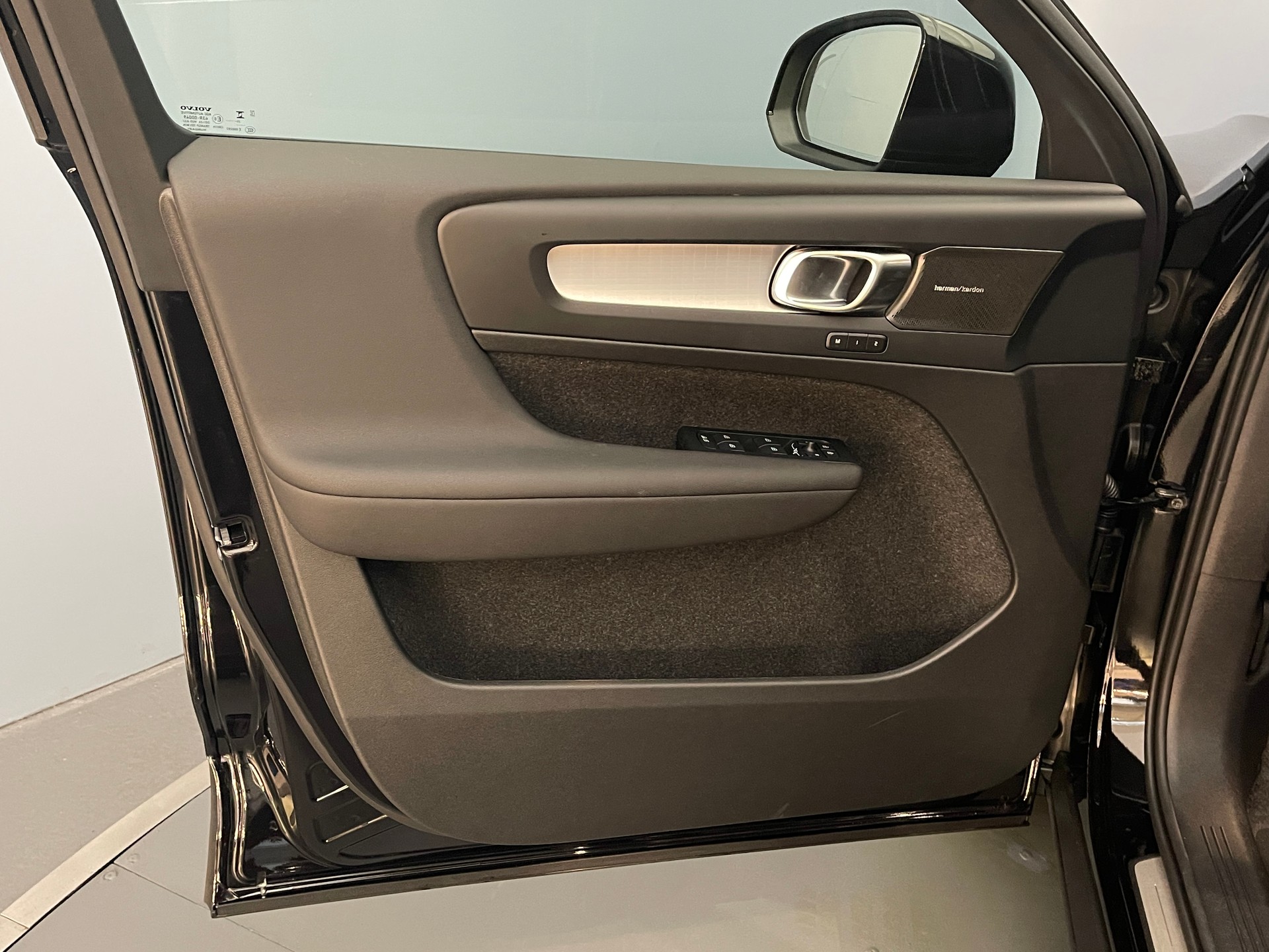 VOLVO XC40 2.0 B4 MH Black Edition-image-8