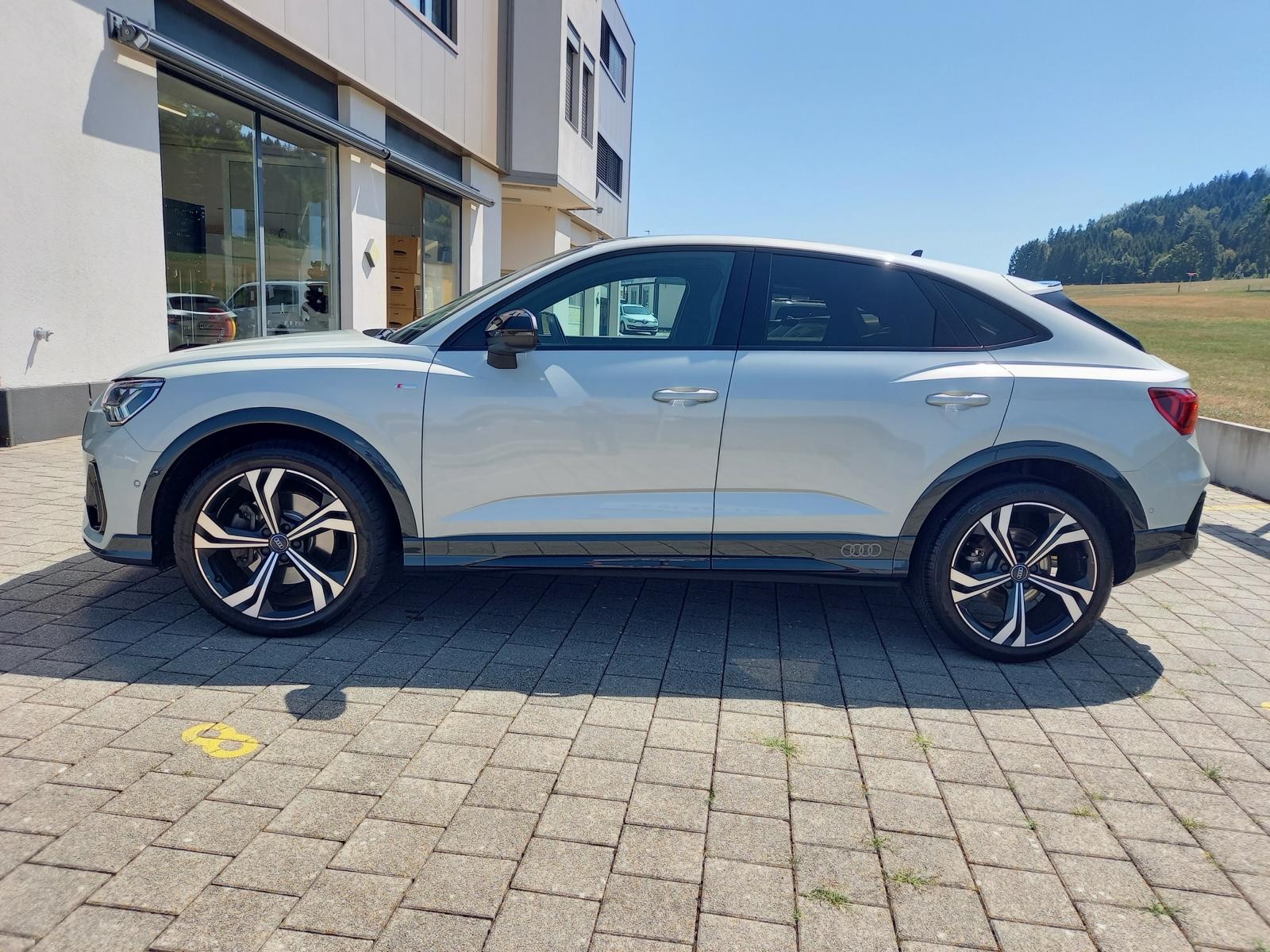 AUDI Q3 Sportback 45 TFSI S line **Pack Edition one silber**quattro S-tronic-showroom-element-2