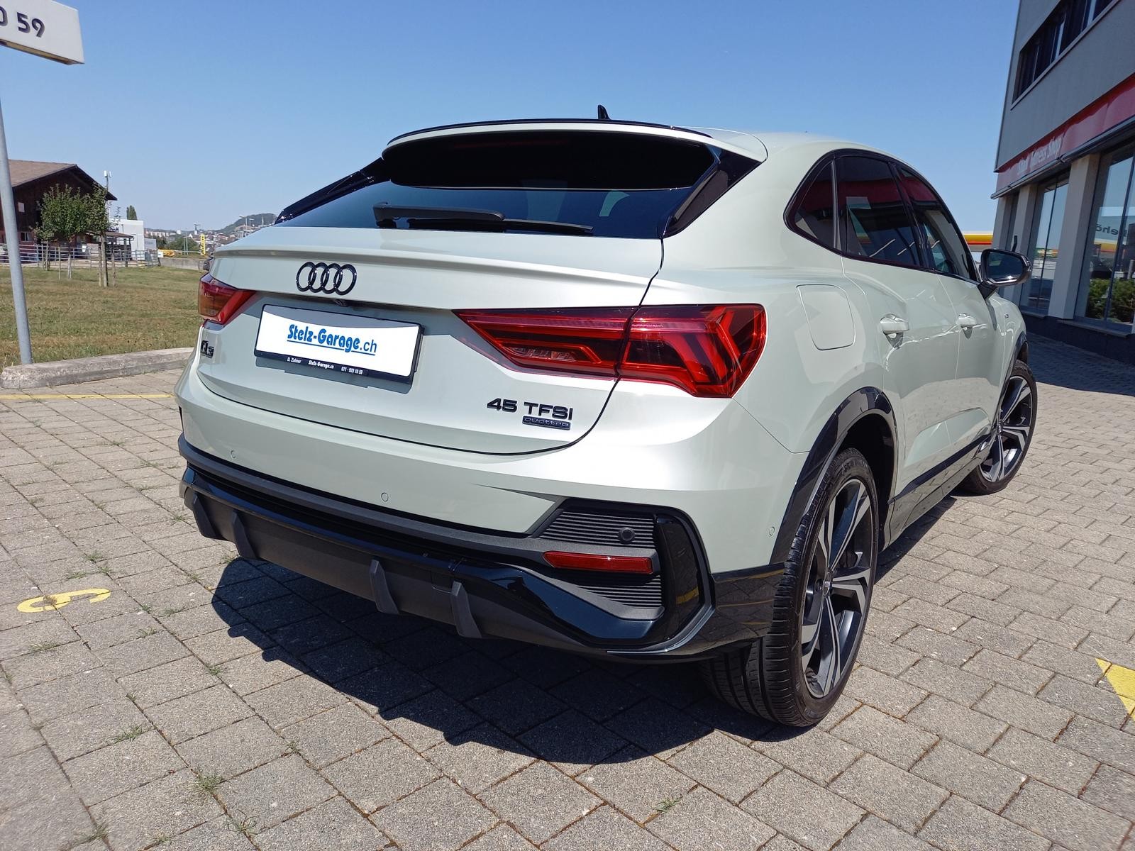 AUDI Q3 Sportback 45 TFSI S line **Pack Edition one silber**quattro S-tronic-showroom-element-1