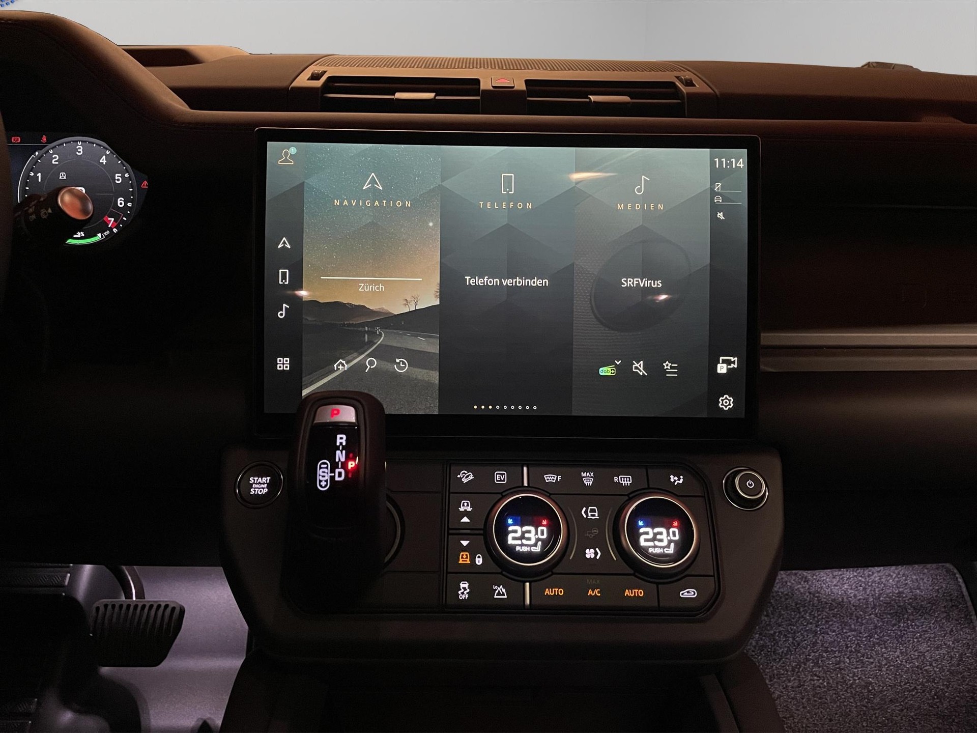 LAND ROVER Defender 110 2.0 P300e X-Dynamic SE (Plug-in Hybrid)-image-9