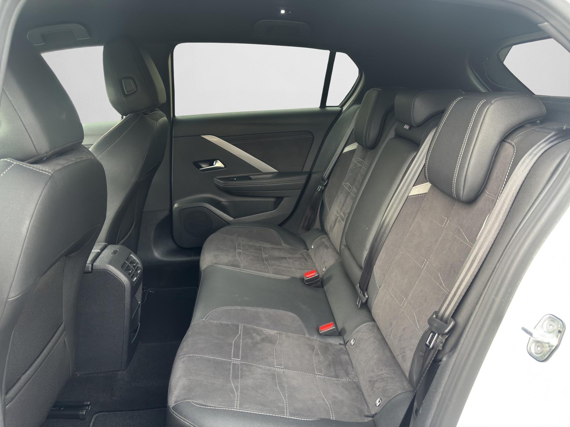 OPEL Astra 1.6 T PHEV 180 Swiss Plus-image-11
