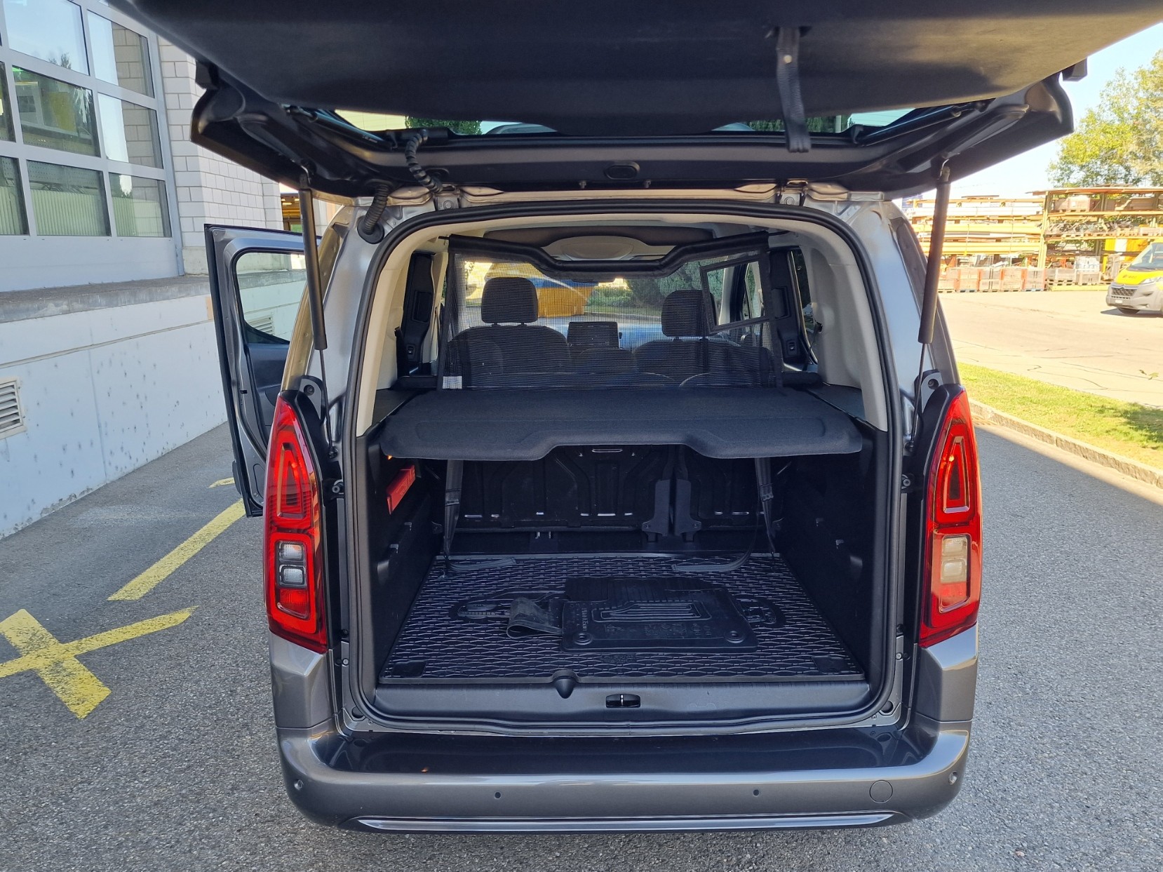 TOYOTA Proace City Verso 1.2 Combi Medium-image-14