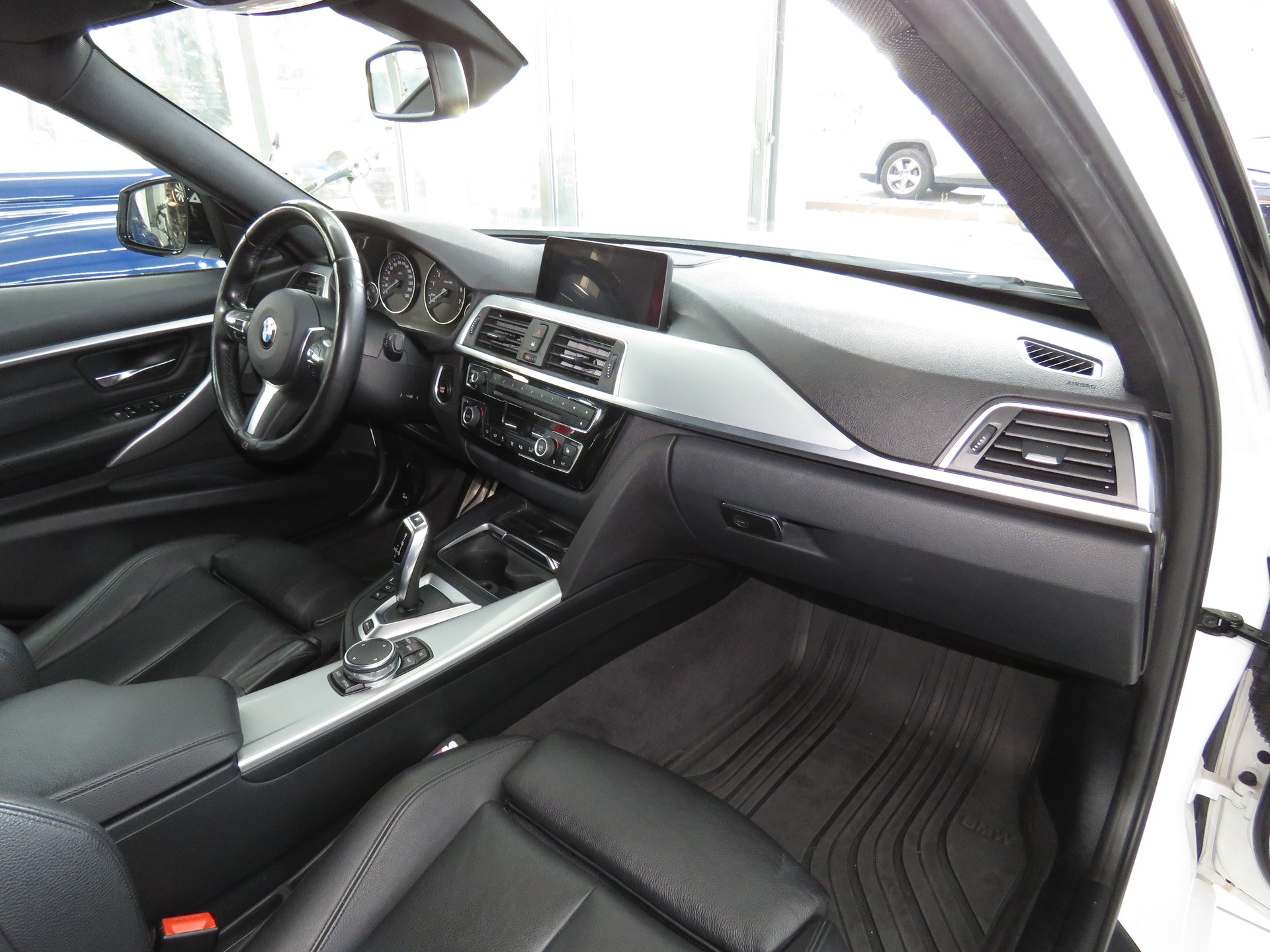 BMW 330e iPerformance M Sport Steptronic (Automat)-image-9