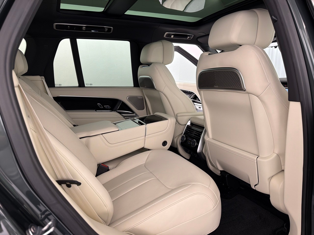 LAND ROVER RR P460e PHEV Autobiogr.-image-10
