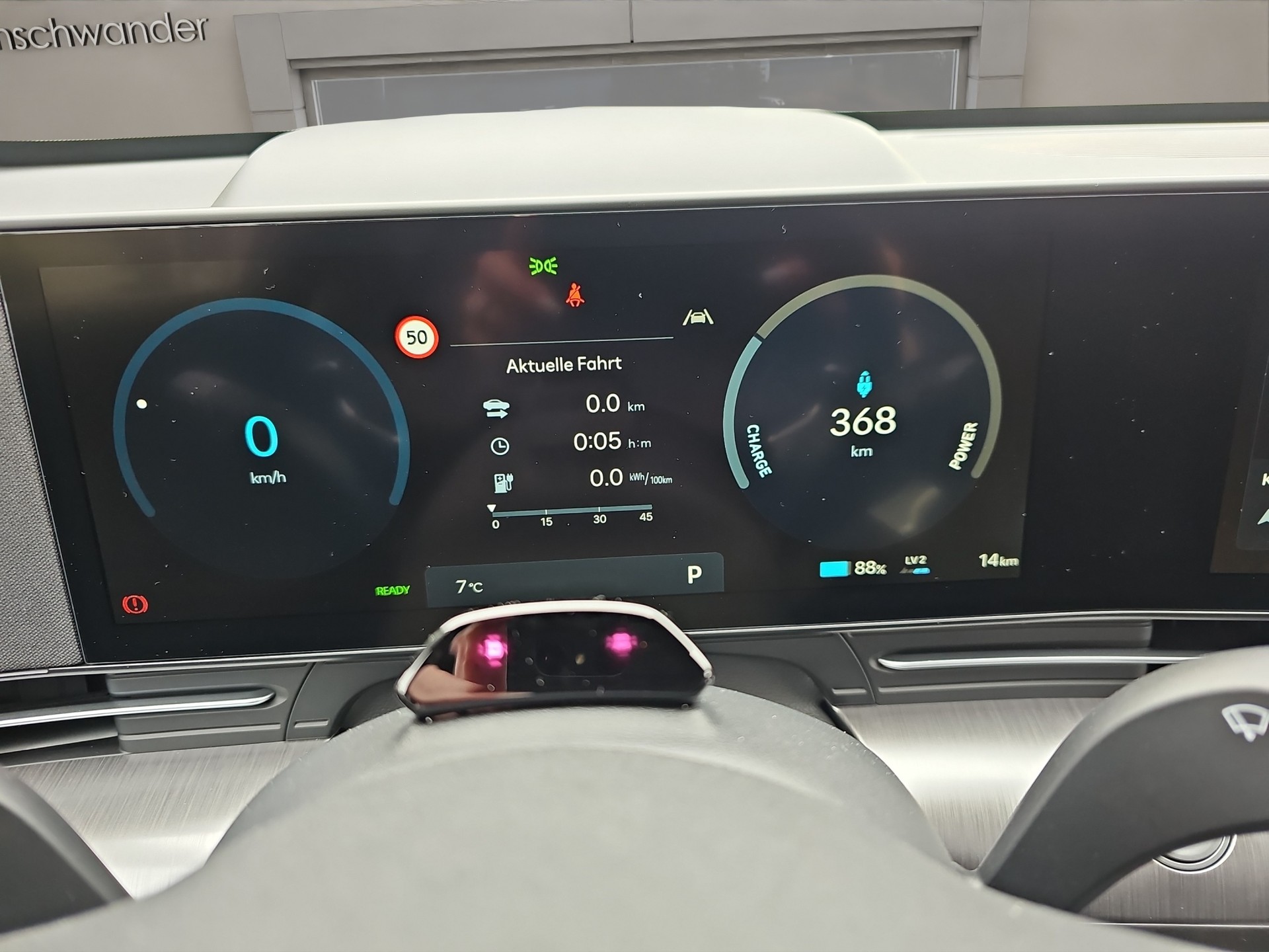 HYUNDAI Kona EV 65.4 kWh Amplia-image-11