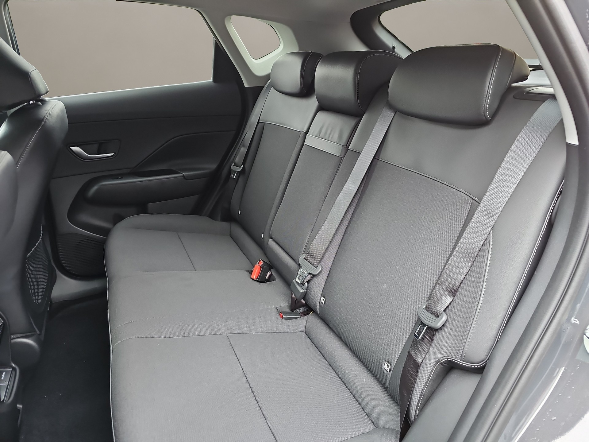 HYUNDAI Kona EV 65.4 kWh Amplia-image-14