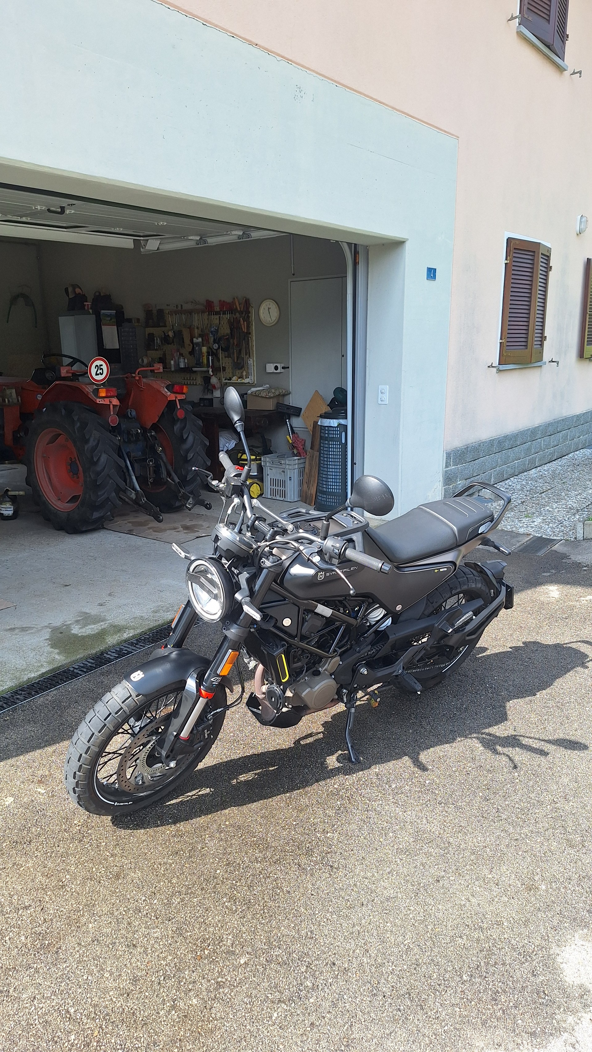 HUSQVARNA Svartpilen 125-image-1