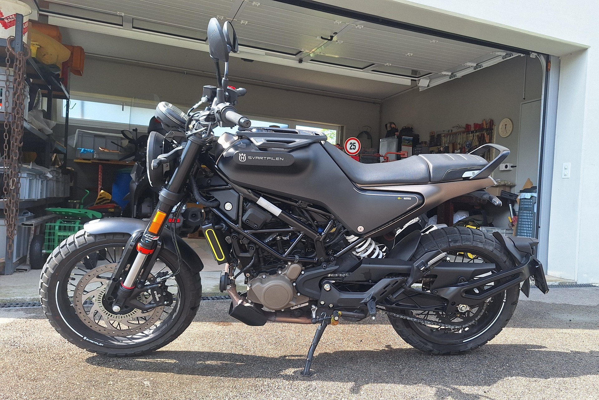 HUSQVARNA Svartpilen 125-image-2