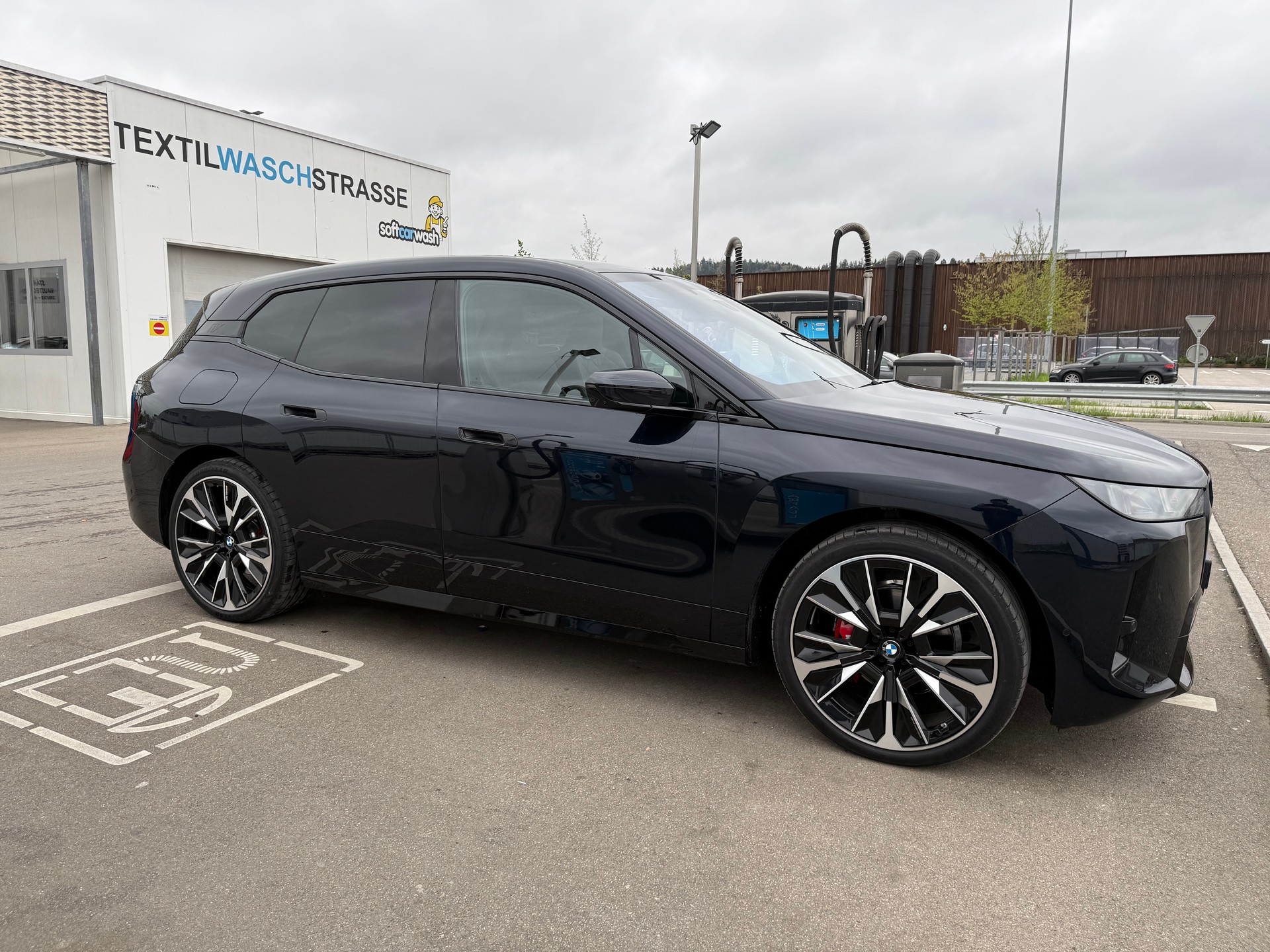BMW BMW iX xDrive60 M Sport Pro – neuwertig – sofort verfügbar