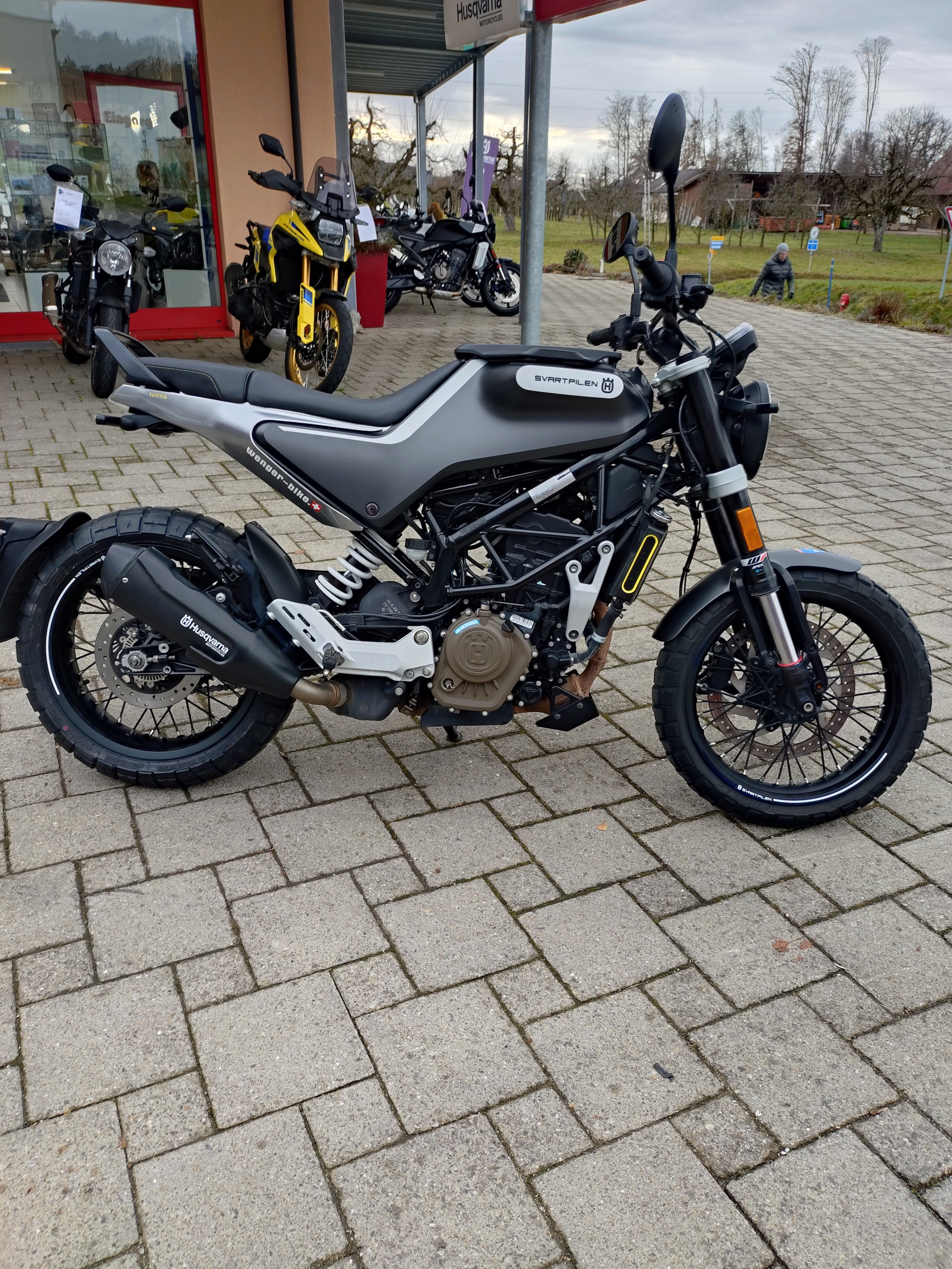 HUSQVARNA Svartpilen 125