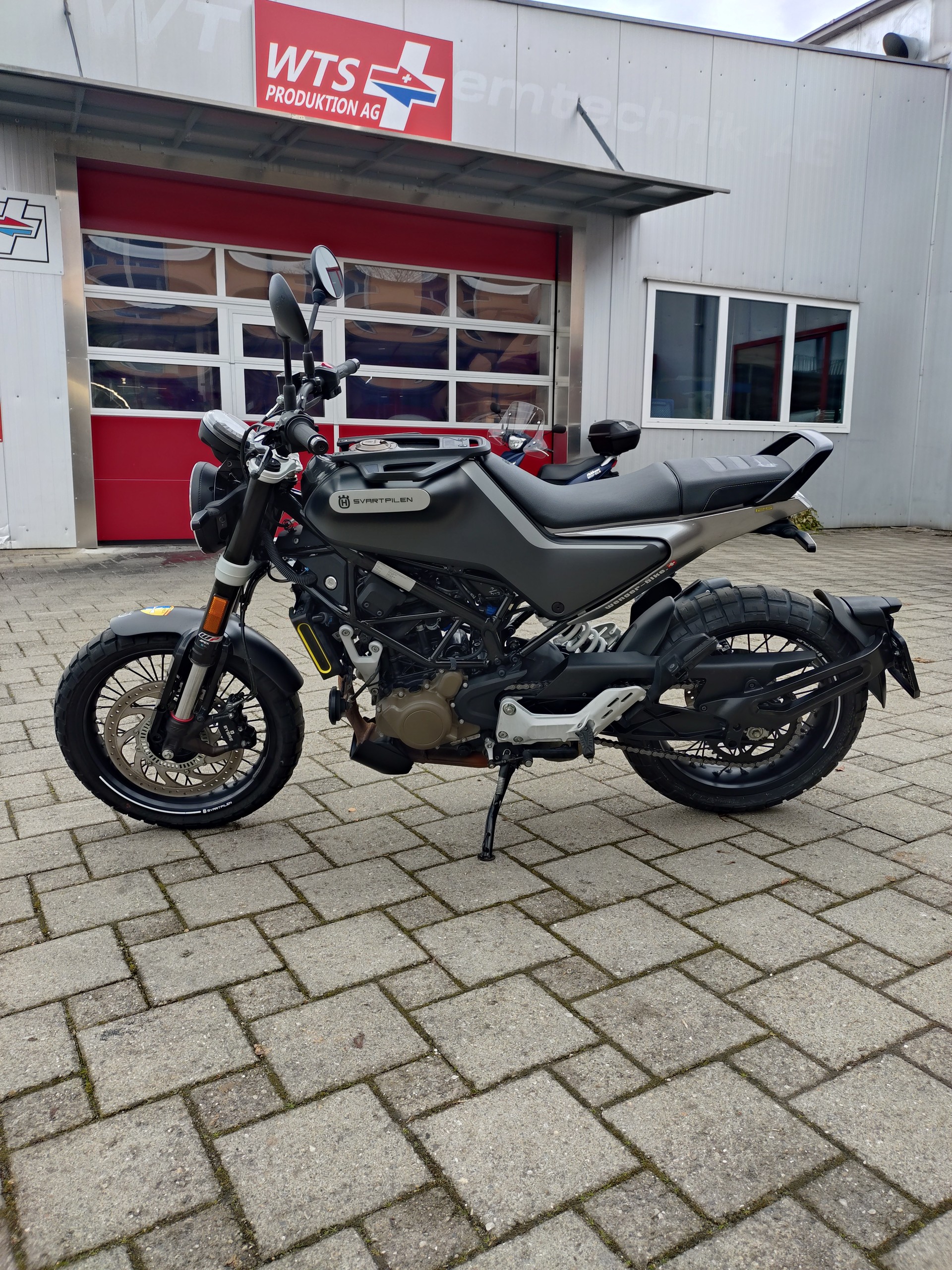 HUSQVARNA Svartpilen 125-image-1