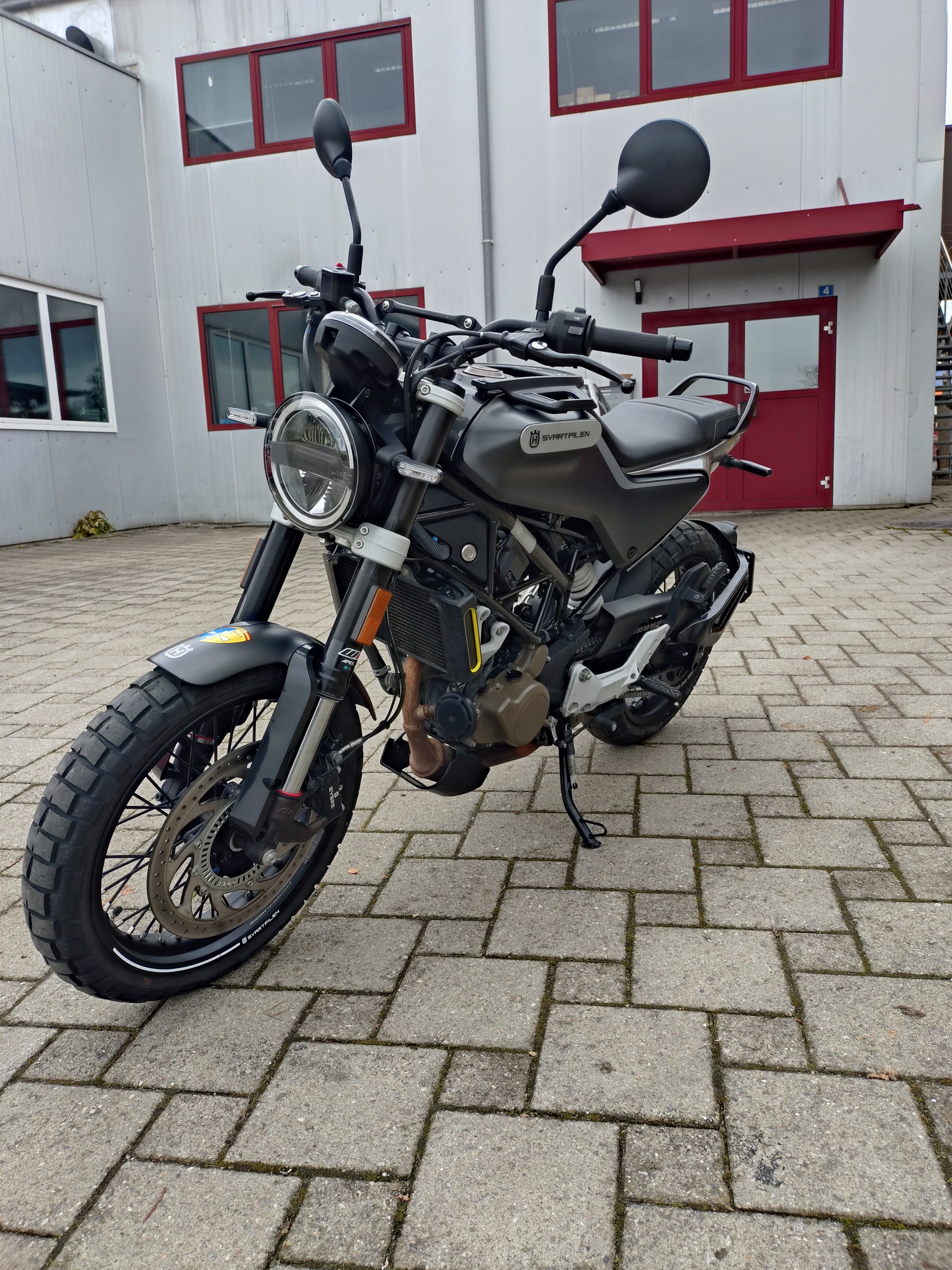 HUSQVARNA Svartpilen 125-image-2