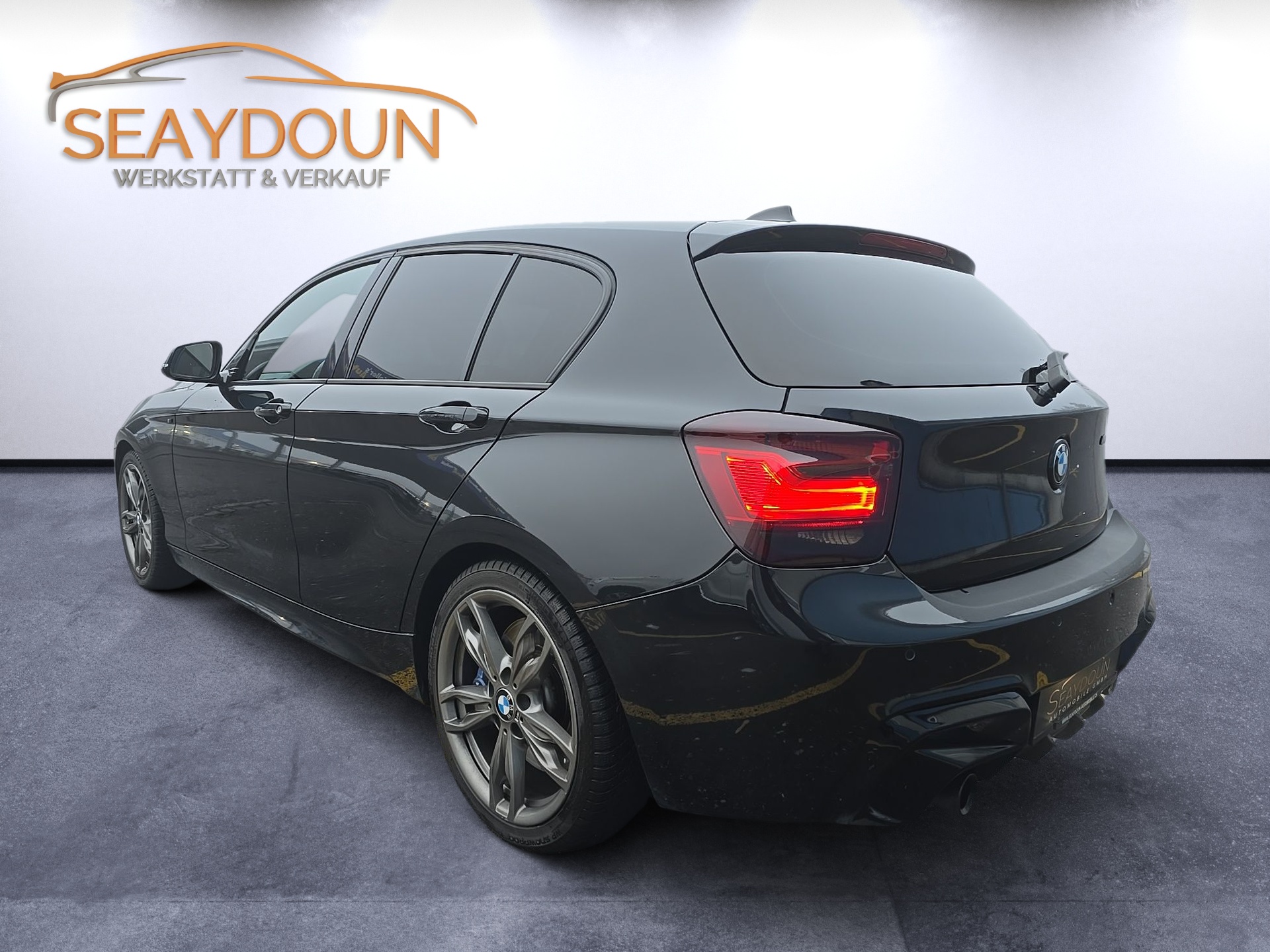 BMW M135i xDrive Steptronic-showroom-element-3