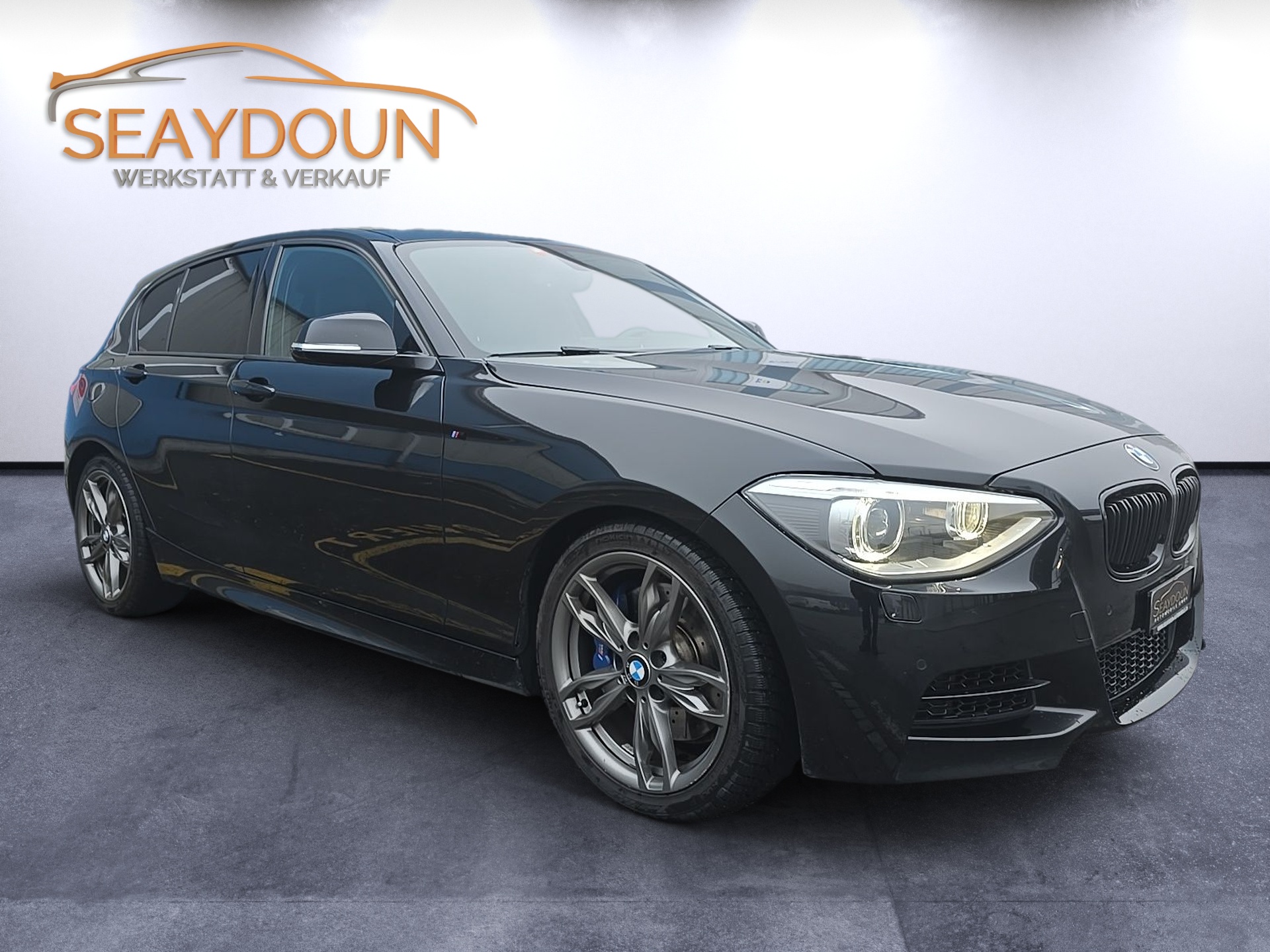 BMW M135i xDrive Steptronic-showroom-element-1