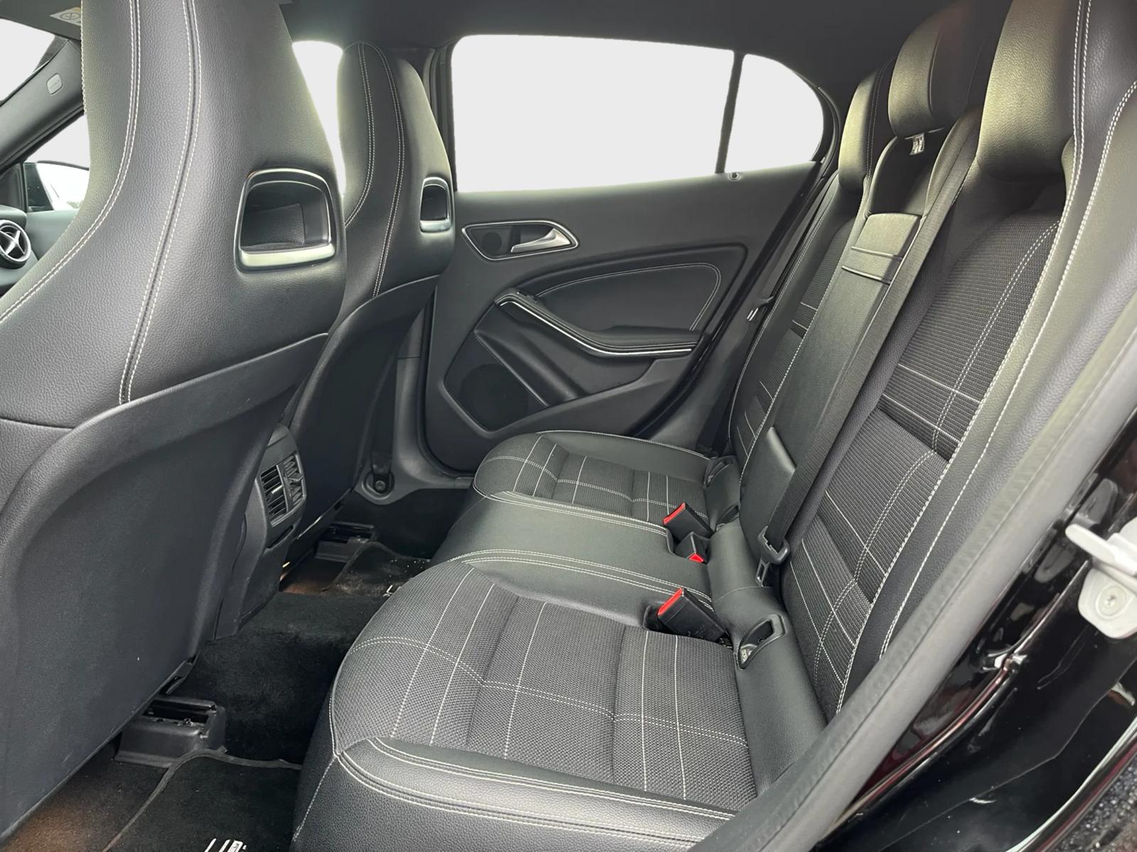 MERCEDES-BENZ GLA 200 Night Star 7G-DCT-image-10