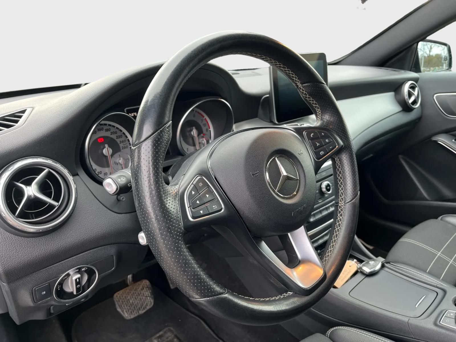 MERCEDES-BENZ GLA 200 Night Star 7G-DCT-image-9