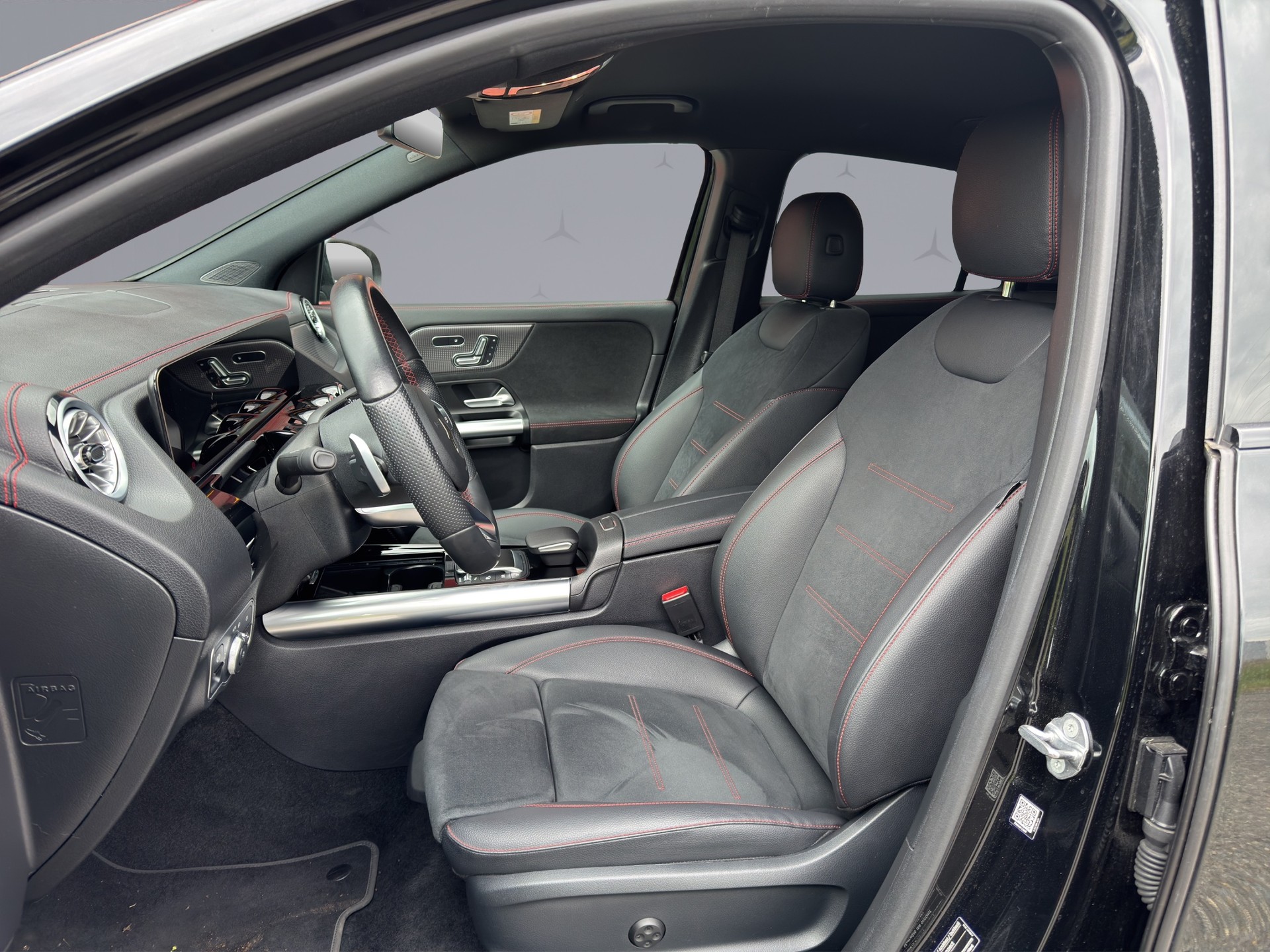 MERCEDES-BENZ EQA 350 Swiss Star AMG Line 4matic-image-8