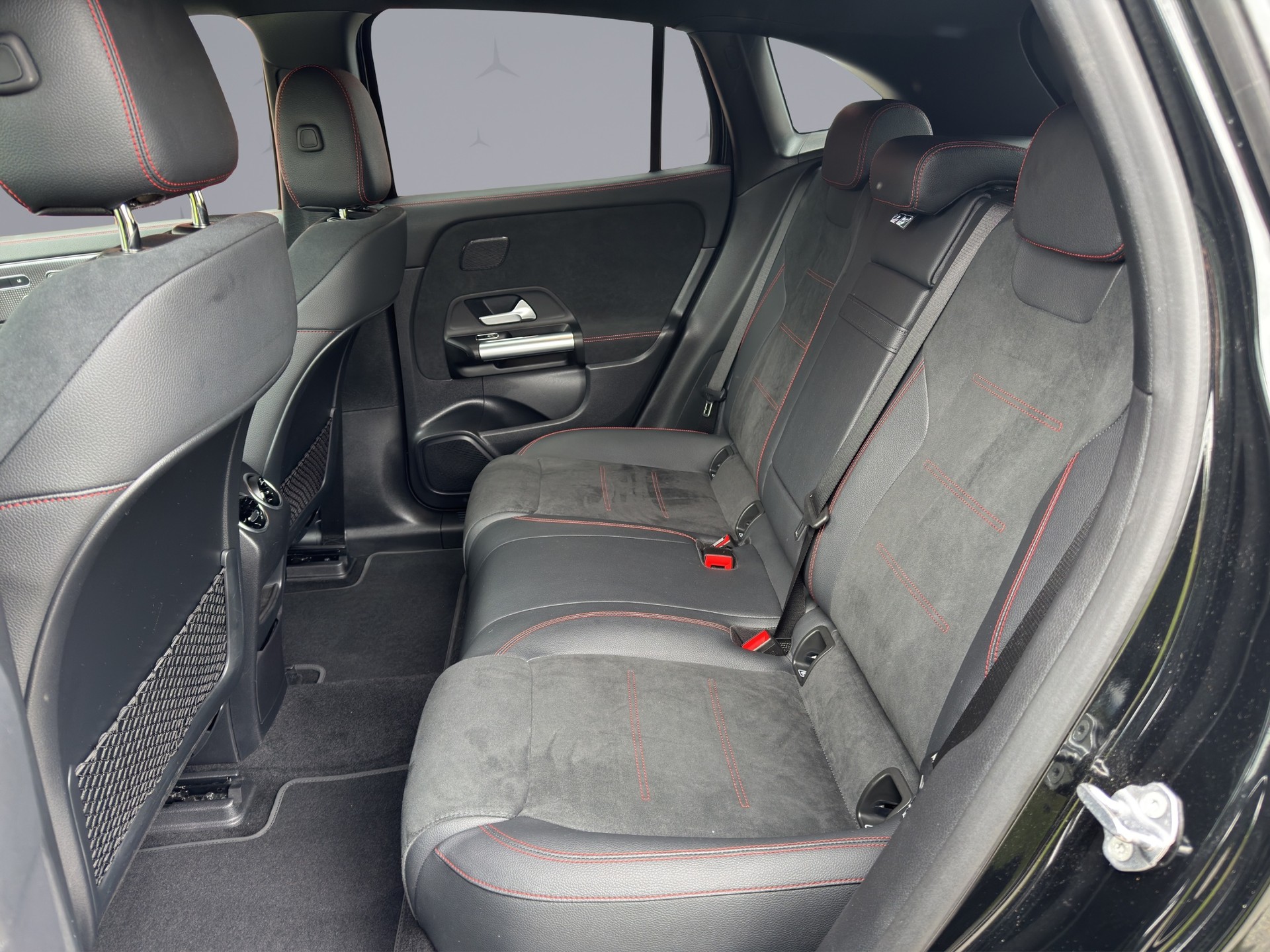 MERCEDES-BENZ EQA 350 Swiss Star AMG Line 4matic-image-11