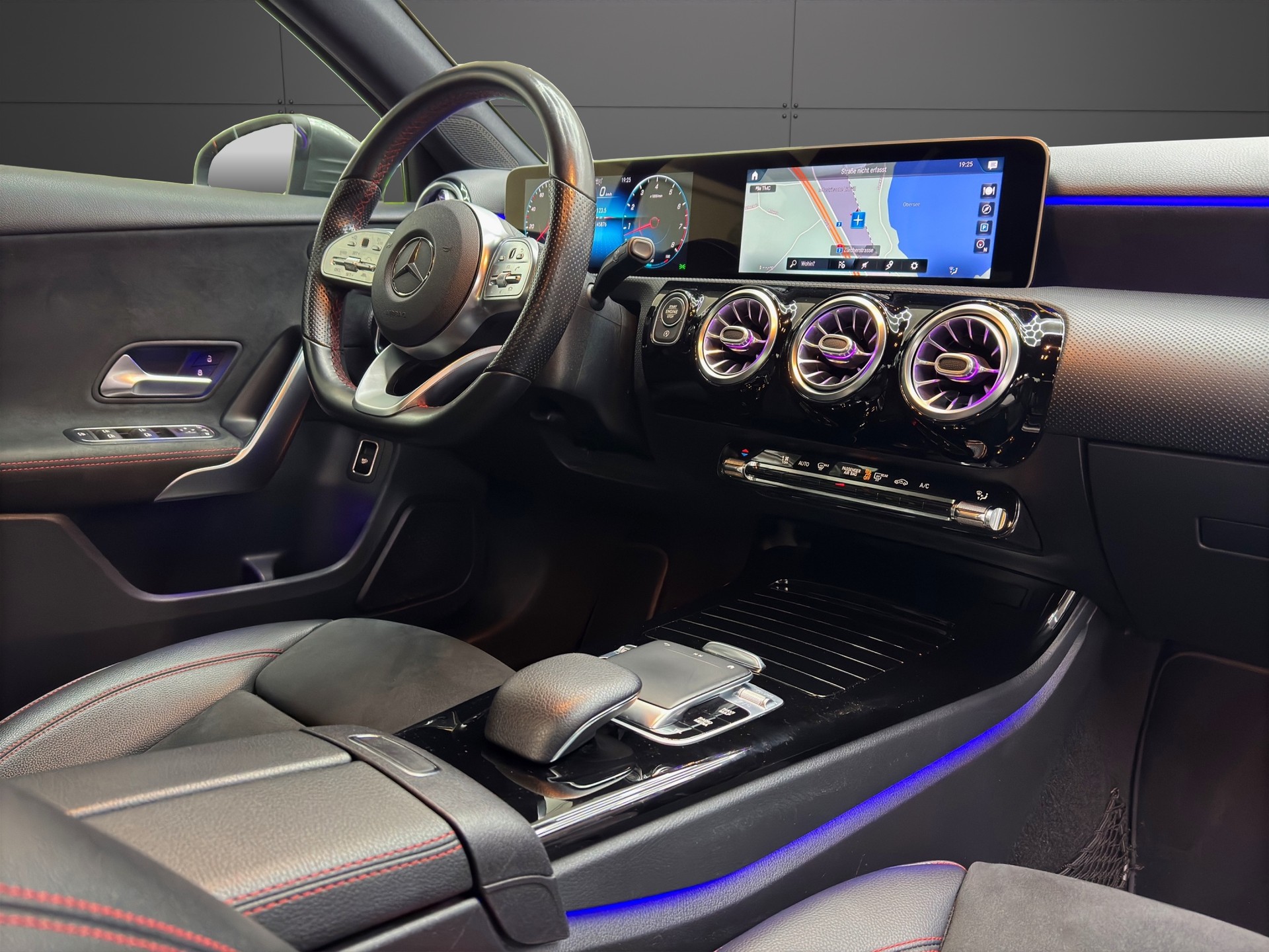 MERCEDES-BENZ A 250 AMG Line 7G-DCT-image-12